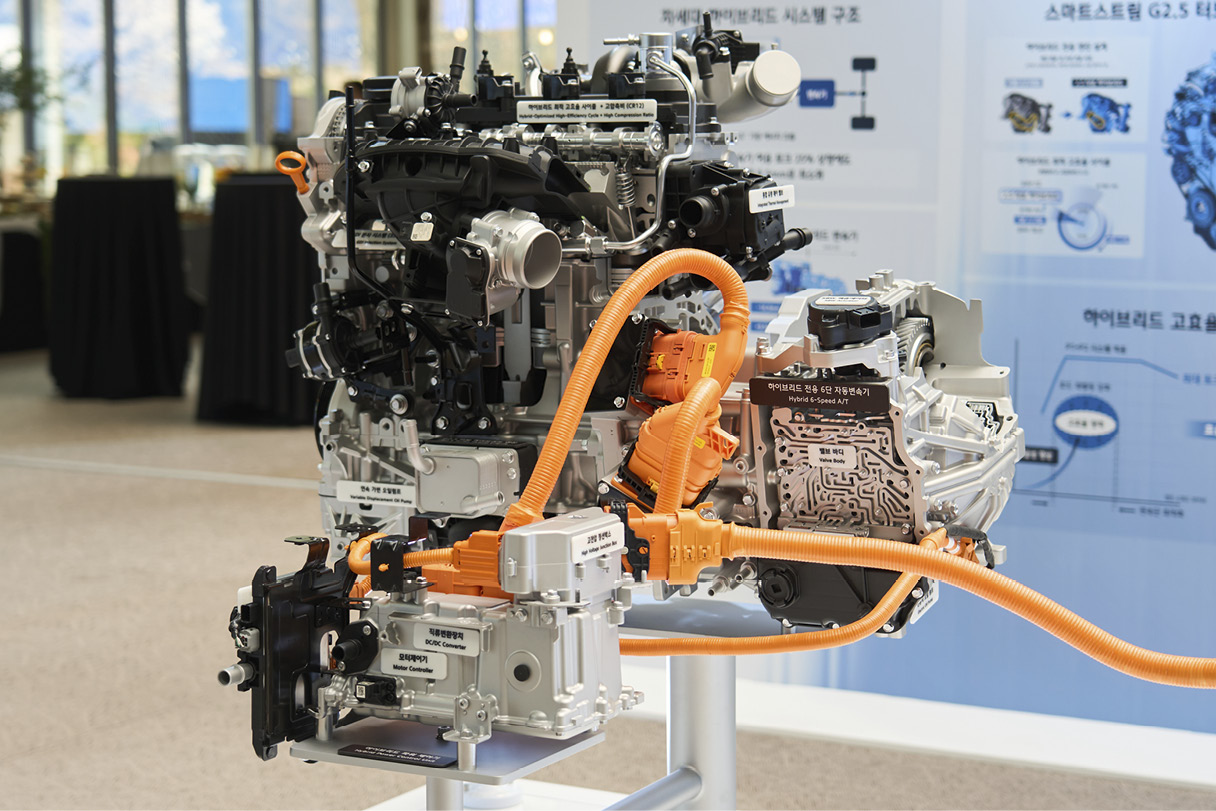 현대차그룹 차세대 하이브리드 시스템 테크데이에서 전시된 2.5 터보 하이브리드 파워트레인의 모습