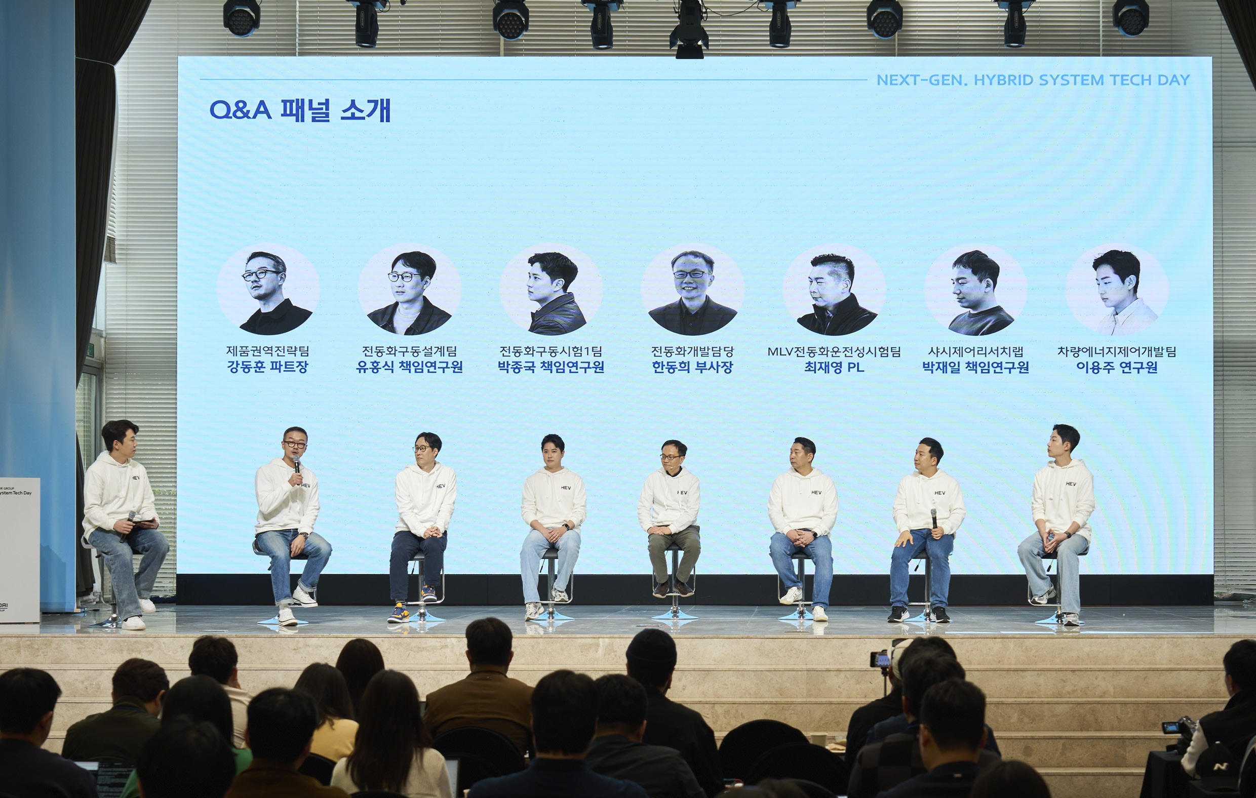 현대차그룹 차세대 하이브리드 시스템 테크데이 중 미디어 및 인플루언서들의 질문에 답변하는 연구원들의 모습