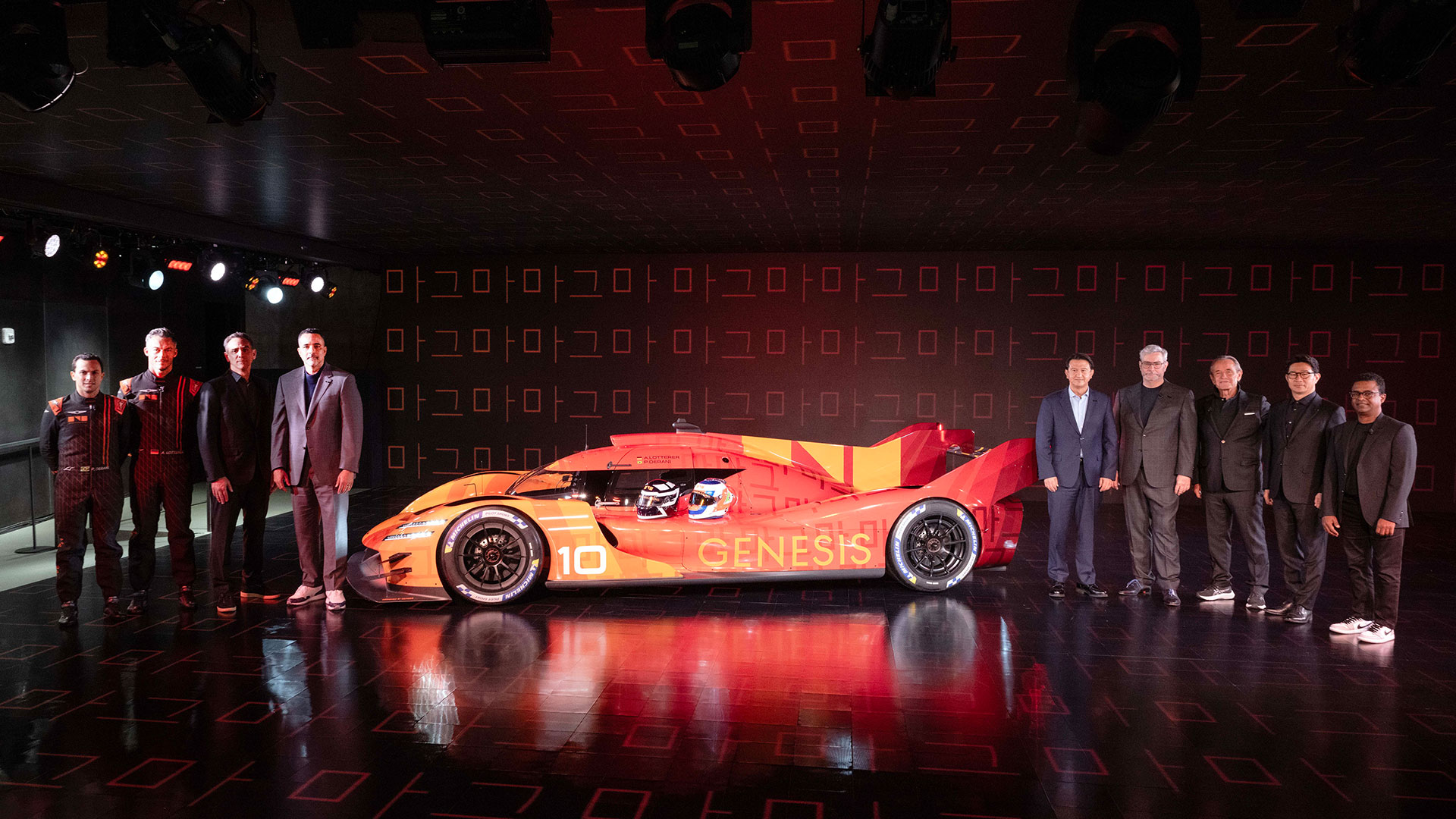 (왼쪽부터) 피포 데라니 제네시스 마그마 레이싱 드라이버, 안드레 로테러 제네시스 마그마 레이싱 드라이버, 시릴 아비테불 현대모터스포츠 법인장 겸 제네시스 마그마 레이싱 총감독, 랜디 파커 현대자동차 북미권역본부 CEO(최고경영자), 호세 무뇨스 현대자동차 대표이사 사장, 루크 동커볼케 현대자동차그룹 CDO(글로벌디자인본부장) 겸 CCO(최고크리에이티브책임자) 사장, 재키 익스 제네시스 브랜드 파트너, 송민규 제네시스사업본부장 부사장, 테드 멘지스테 제네시스 북미법인 COO(최고운영책임자)가 15일(화, 현지시간) '제네시스 하우스 뉴욕'에서 공개된 'GMR-001 하이퍼카 실차 디자인 모델' 앞에서 사진 촬영을 하고 있다.