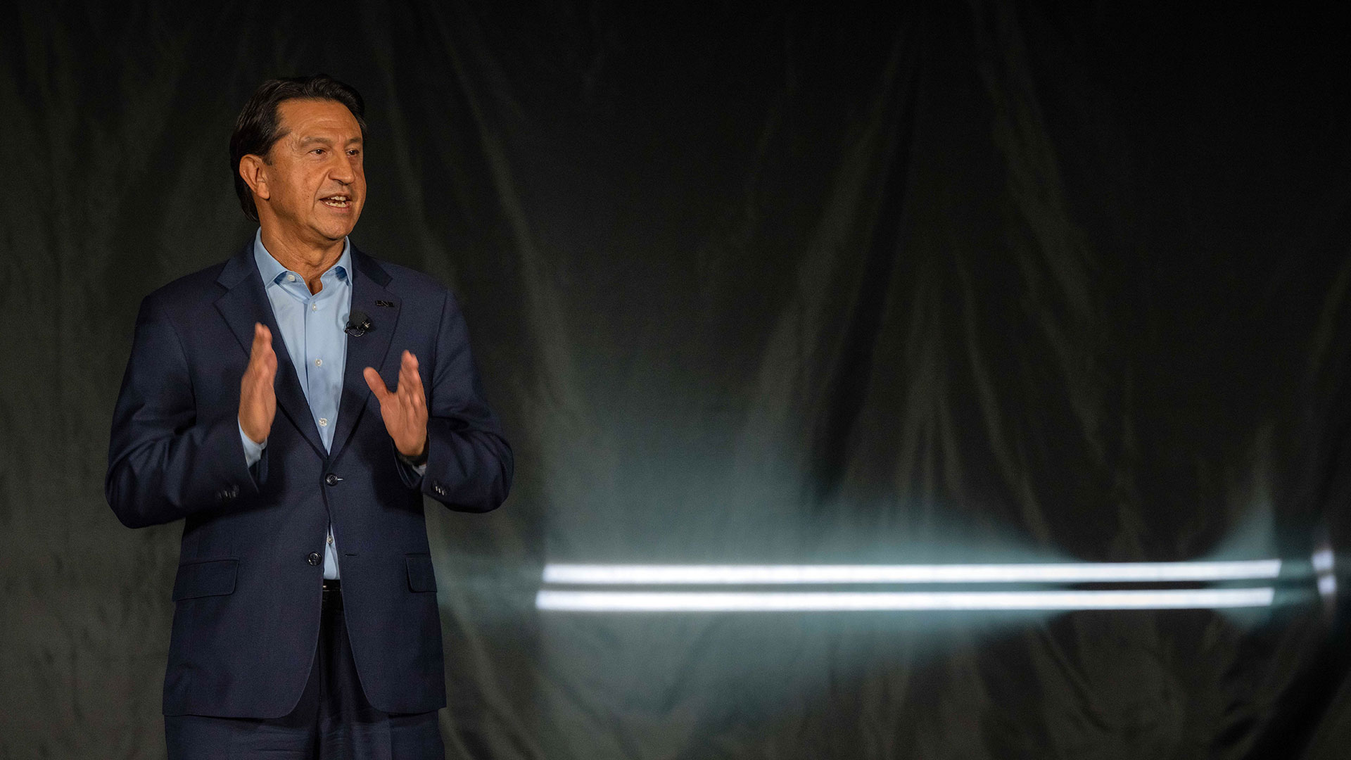 호세 무뇨스 현대자동차 대표이사 사장이 제네시스 '엑스 그란 이퀘이터 콘셉트' 및 'GMR-001 하이퍼카 실차 디자인 모델' 공개 행사에서 환영사를 하고 있는 모습.