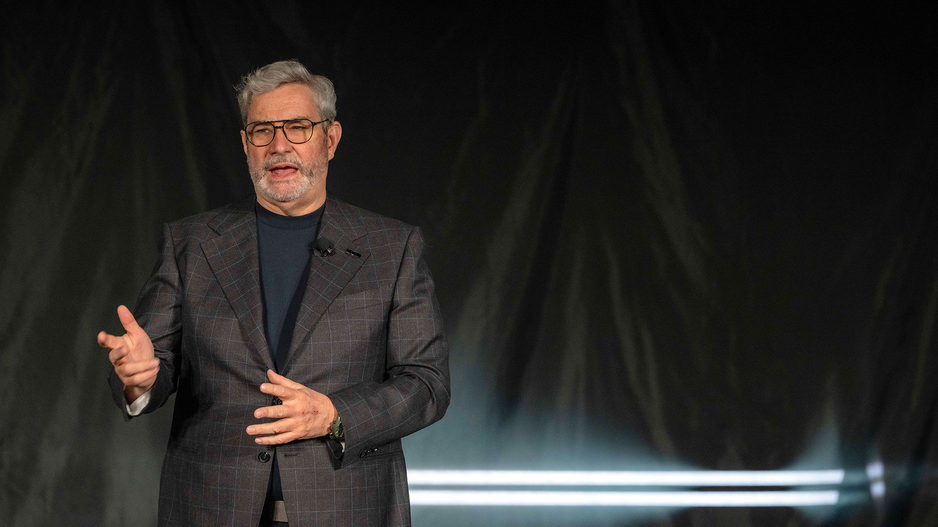 루크 동커볼케 현대자동차그룹 CDO(글로벌디자인본부장) 겸 CCO(최고크리에이티브책임자) 사장이 제네시스 '엑스 그란 이퀘이터 콘셉트'를 설명하고 있다.