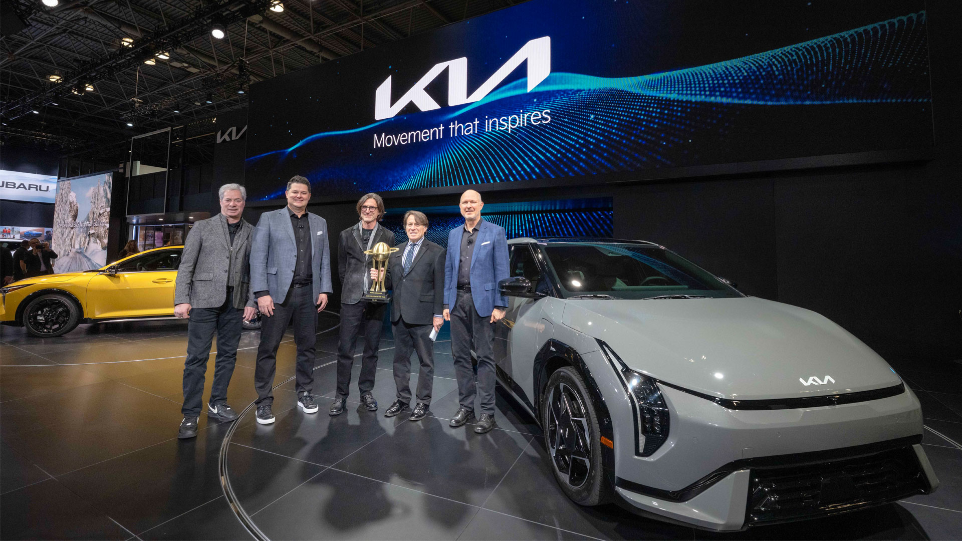 (왼쪽부터) 러셀 와거 기아 미국법인 마케팅담당, 에릭 왓슨 기아 미국법인 영업담당, 톰 컨즈 기아 미국 디자인센터 수석 디자이너, 스티븐 센터 기아 미국법인 최고운영책임자(COO), 올스 헤드릭 기아 미국법인 상품기획 디렉터가 2025 뉴욕 국제 오토쇼 기아관에서 기념사진을 촬영하는 모습