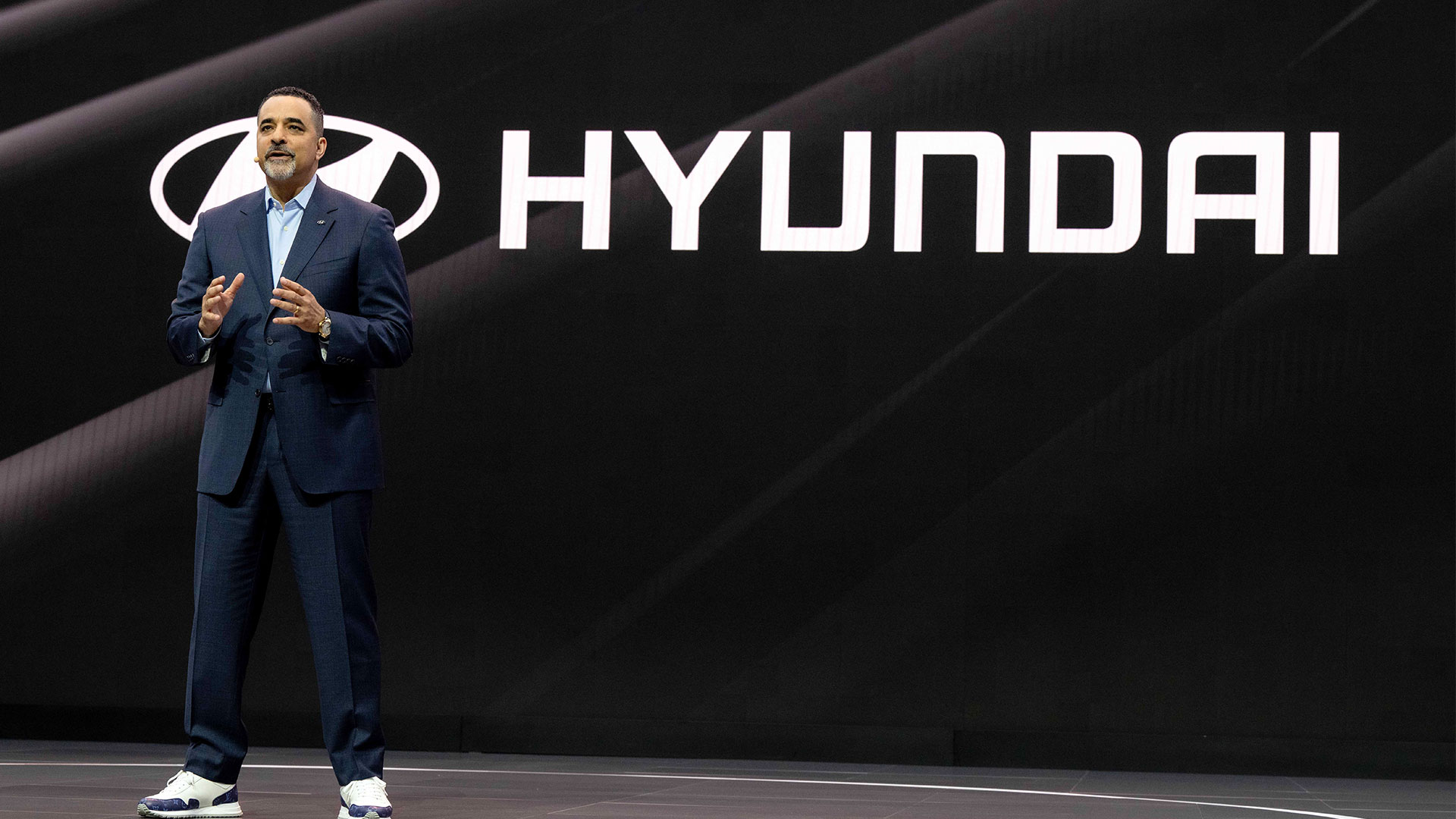 랜디 파커 현대자동차 북미권역본부 CEO가 발표하는 모습