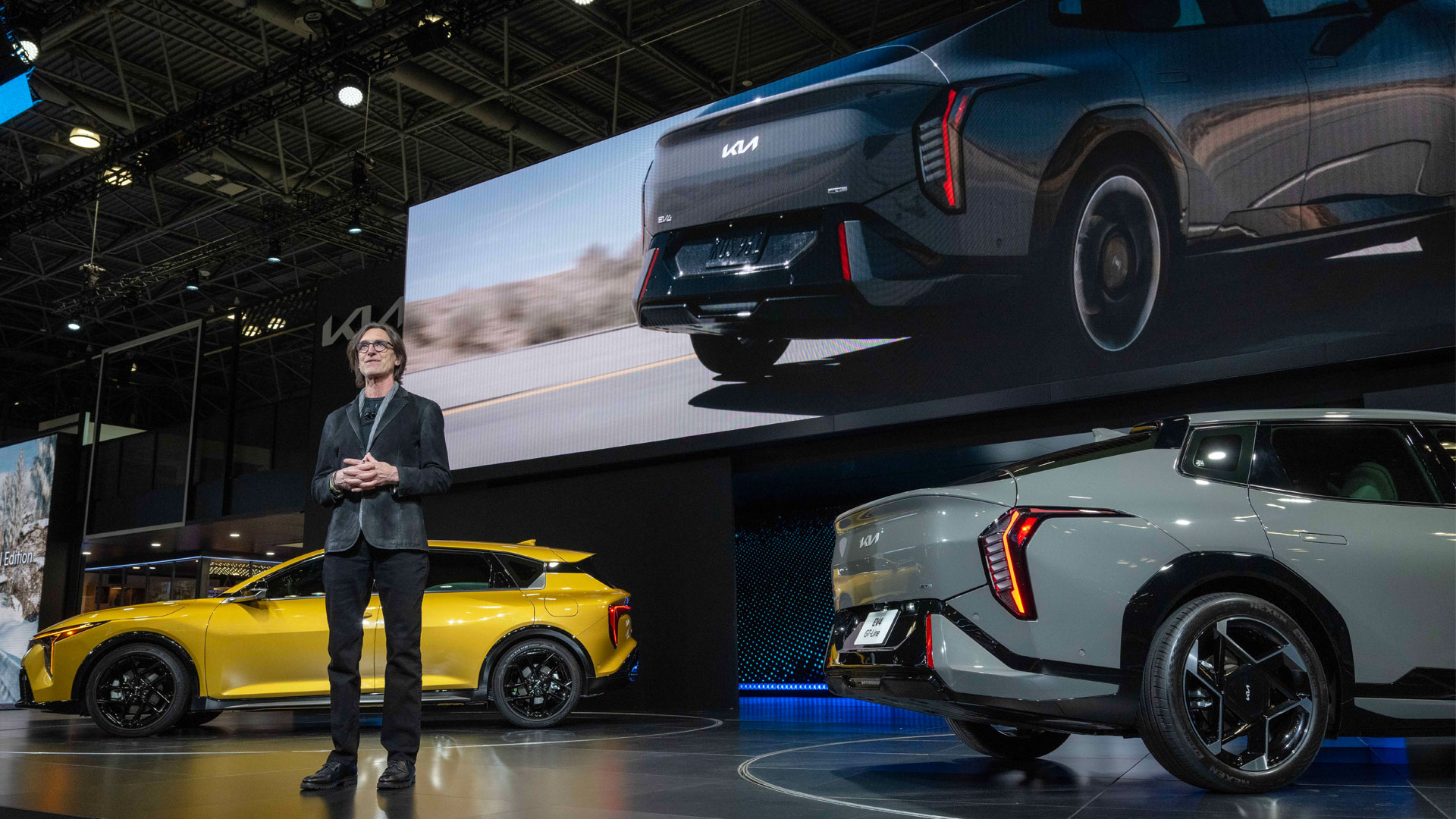 톰 컨즈 기아 미국 디자인센터 수석 디자이너가 발표하는 모습