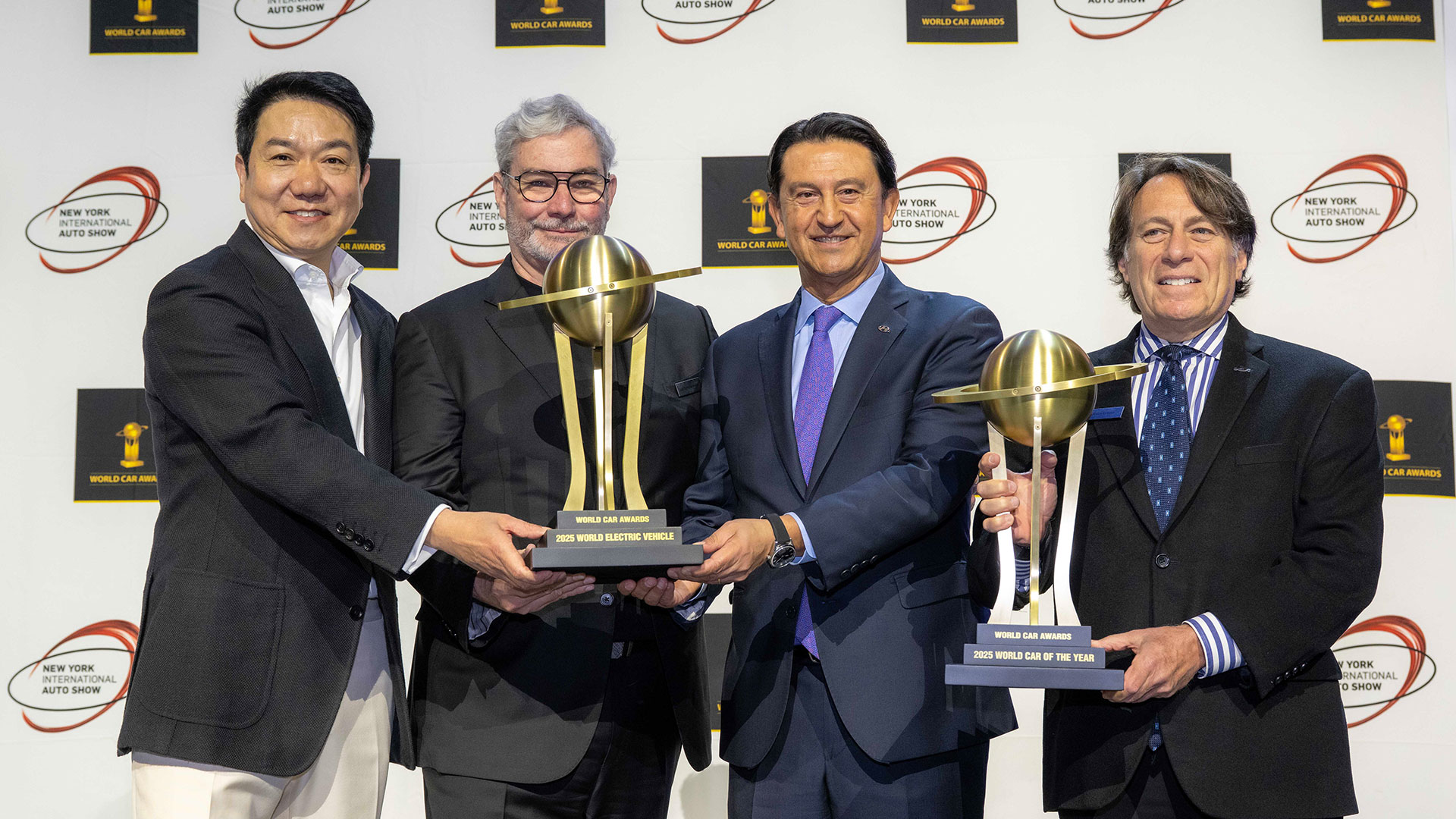 현대자동차그룹 관계자들이 시상식장에서 기념촬영 하는 모습. (왼쪽부터) 이상엽 현대제네시스글로벌디자인담당 부사장, 루크 동커볼케 현대자동차그룹 CDO(글로벌디자인본부장) 겸 CCO(최고크리에이티브책임자) 사장, 호세 무뇨스 현대자동차 대표이사 사장, 스티븐 센터 기아 미국법인 최고운영책임자(COO)
