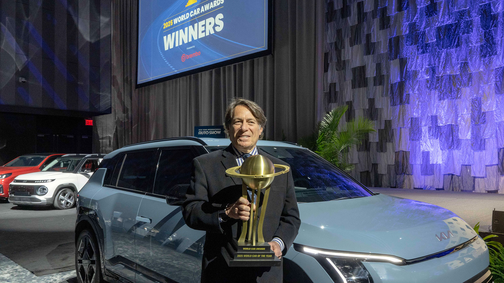 스티븐 센터 기아 미국법인 최고운영책임자(COO)가 세계 올해의 차(EV3) 수상 기념사진을 촬영하는 모습