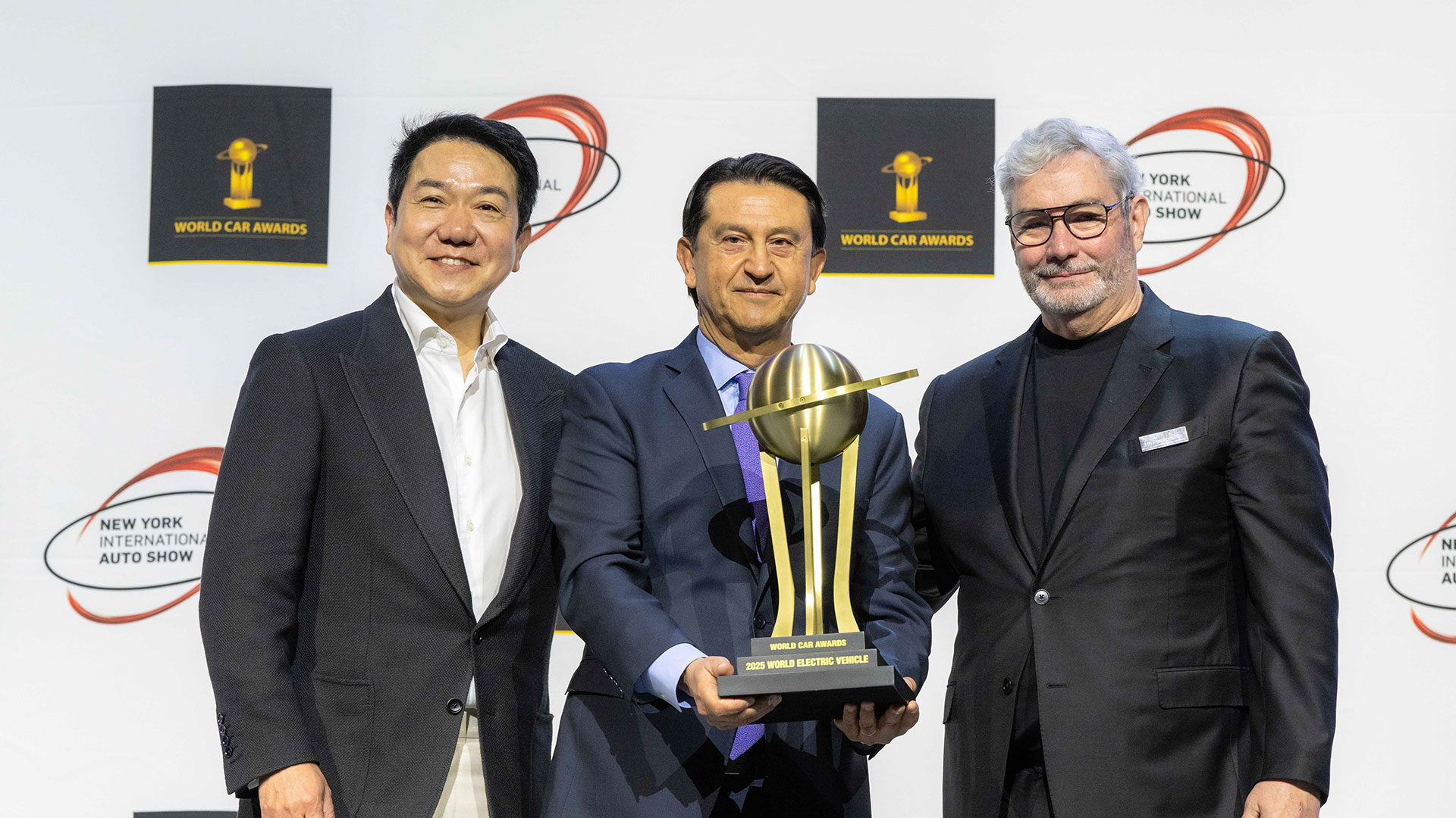 (왼쪽부터) 이상엽 현대제네시스글로벌디자인담당 부사장, 호세 무뇨스 현대차 대표이사 사장, 루크 동커볼케 현대차그룹 CDO(글로벌디자인본부장) 겸 CCO(최고크리에이티브책임자) 사장이 세계 올해의 전기차(캐스퍼 일렉트릭) 수상 기념사진을 촬영하는 모습