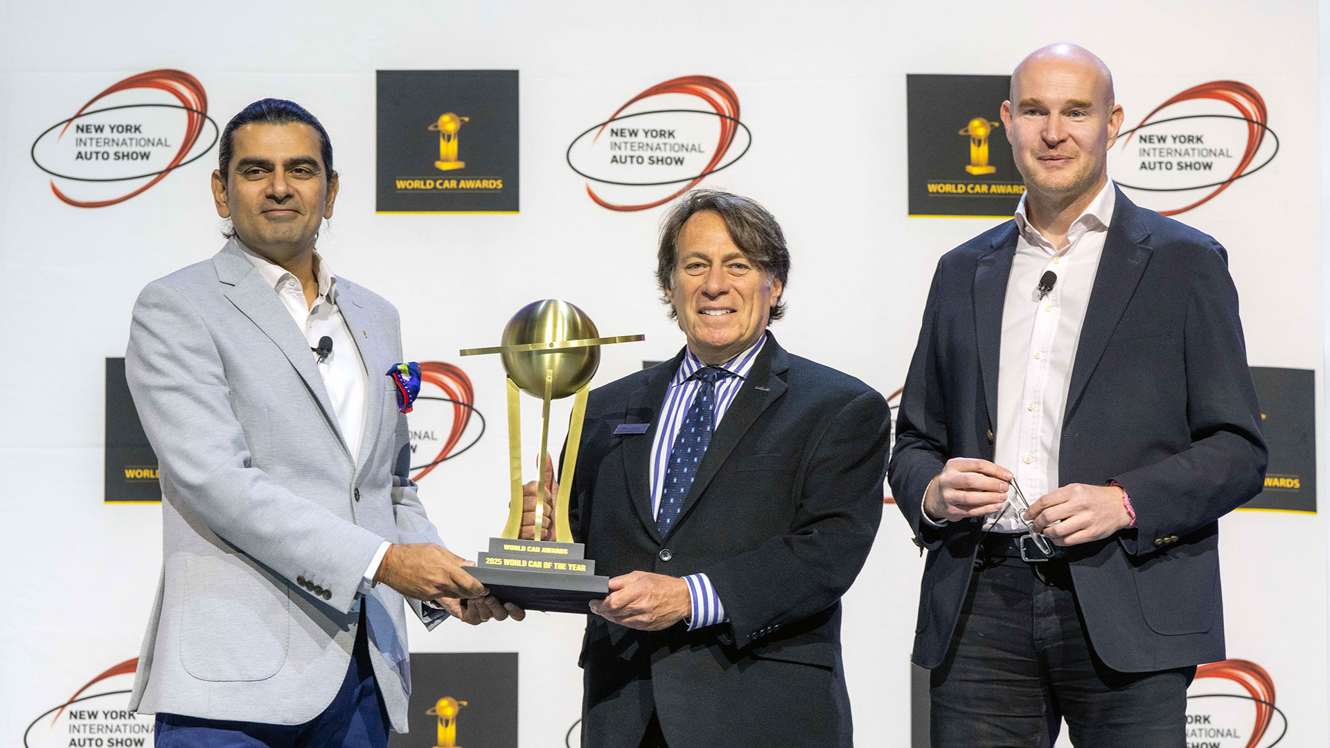 스티븐 센터 기아 미국법인 최고운영책임자(COO)가 세계 올해의 차(EV3)를 수상하는 모습. (왼쪽부터) 월드카 어워즈 싯다르트 비나야크 파탄카르 의장, 스티븐 센터 기아 미국법인 최고운영책임자(COO), 월드카 어워즈 옌스 마이너스 심사위원