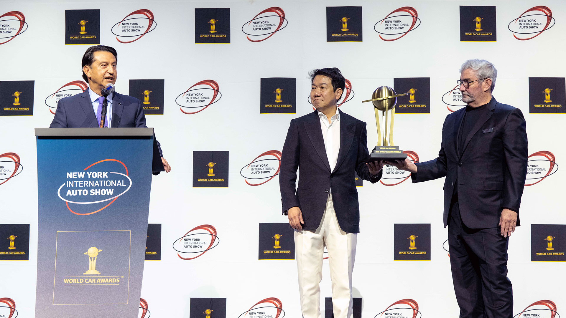 Hyundai INSTER Hailed as 2025 World Electric Vehicle(2)