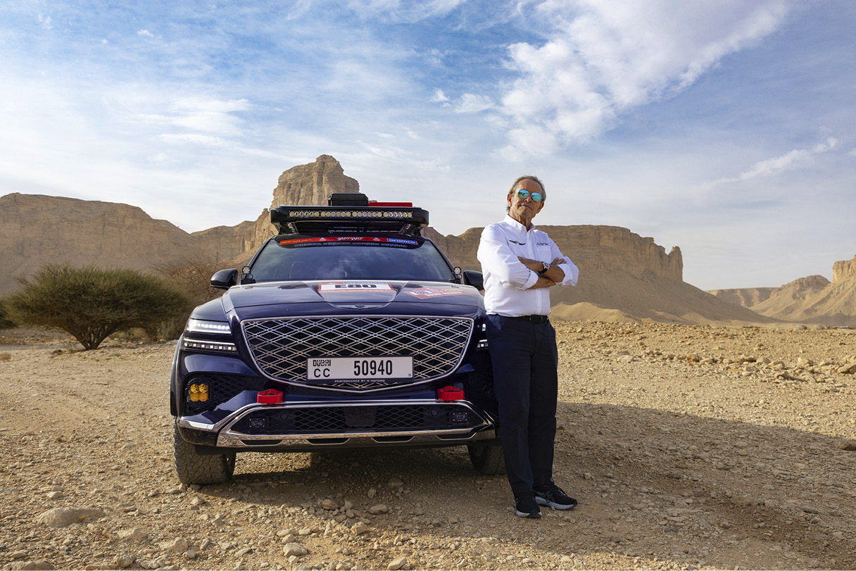 제네시스 GV80과 함께 서 있는 재키 익스의 모습