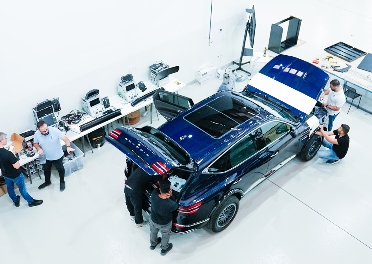 개러지에서 작업 중인 GV80 데저트 에디션의 모습