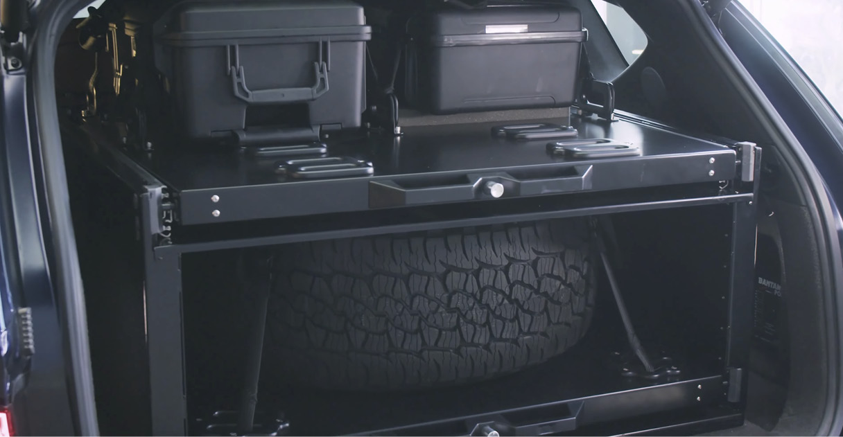 GV80 데저트 에디션의 실내 서랍형 카고 시스템을 보여주는 사진