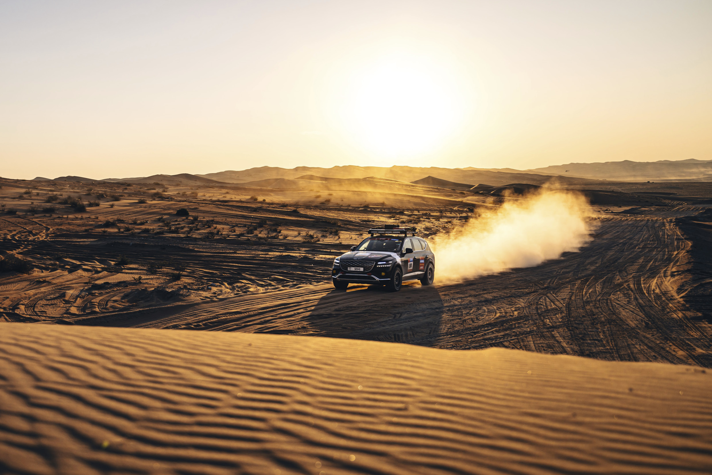 사막을 질주하는 GV80의 모습