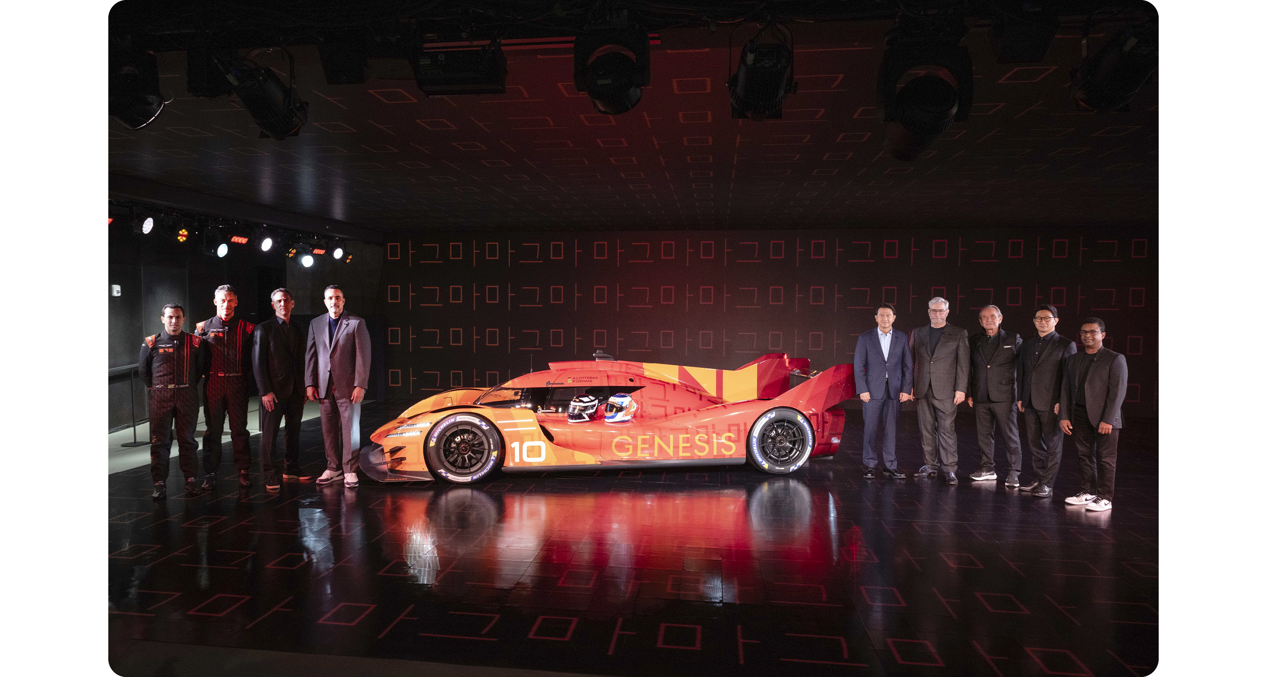 제네시스 GMR-001 하이퍼카를 중심으로 사람들이 나란히 선 모습