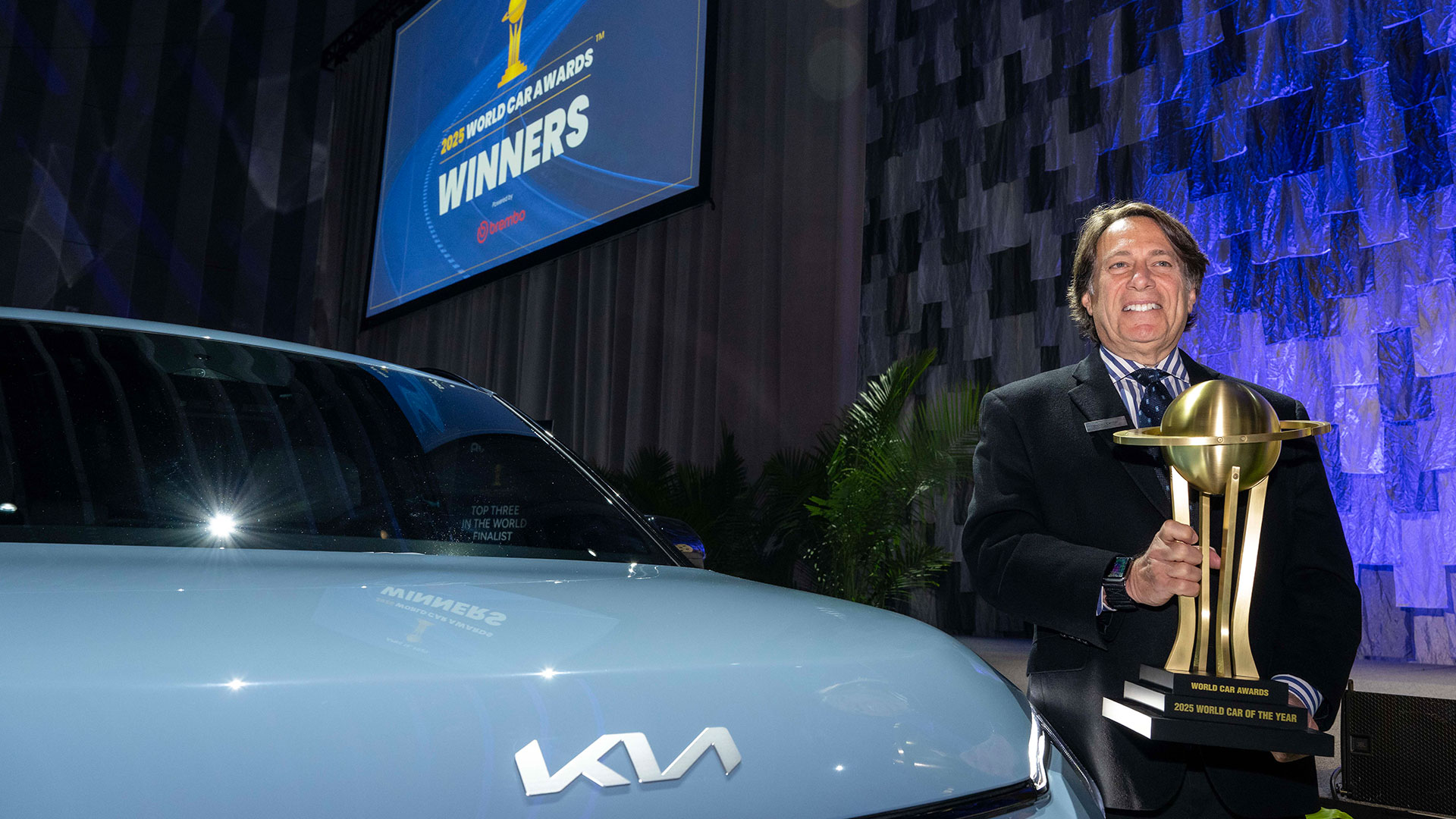 스티븐 센터 기아 미국법인 최고운영책임자(COO)가 세계 올해의 차 수상 기념사진을 촬영하는 모습