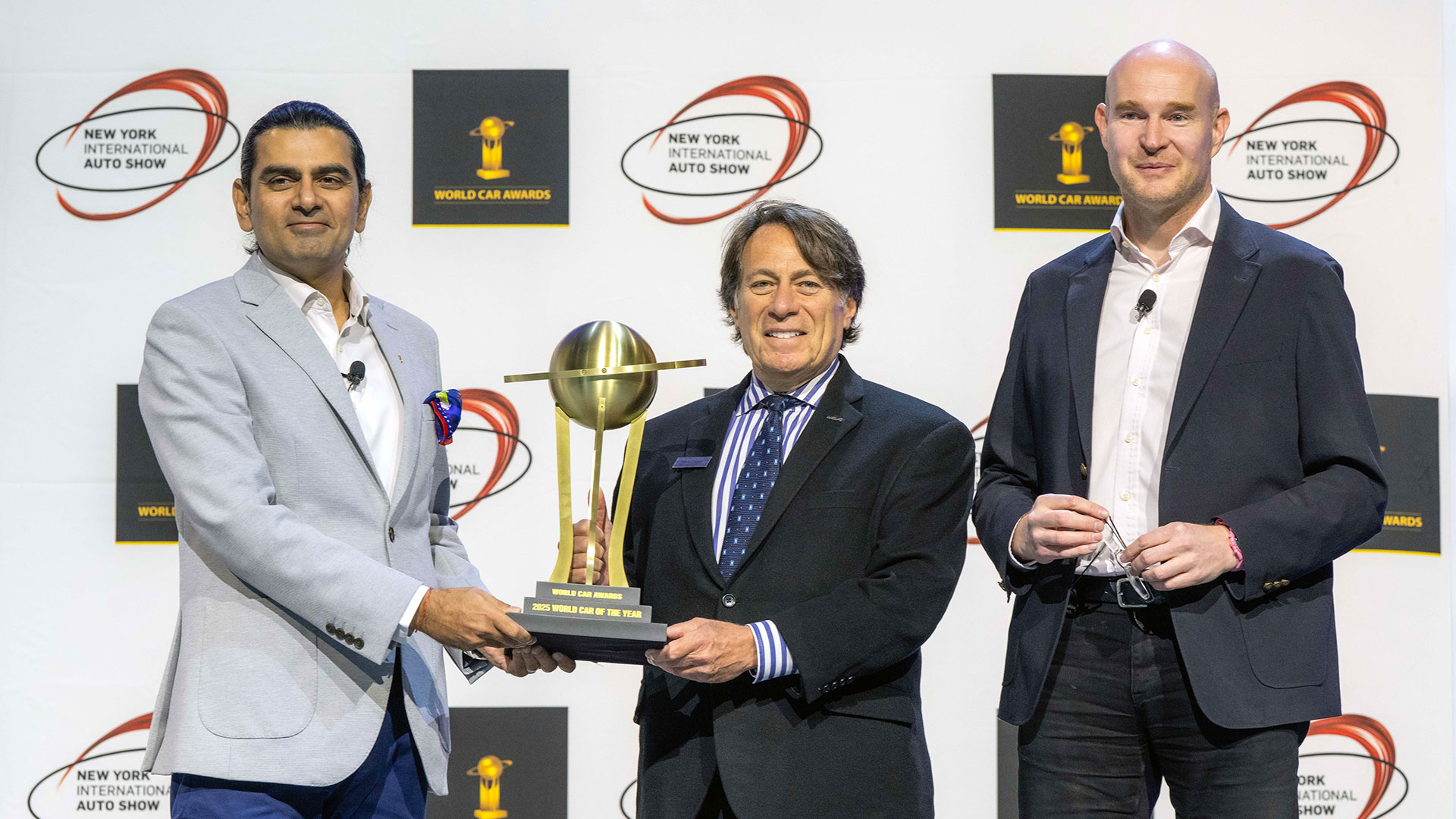 스티븐 센터 기아 미국법인 최고운영책임자(COO)가 세계 올해의 차를 수상하는 모습 (왼쪽부터) 월드카 어워즈 싯다르트 비나야크 파탄카르 의장, 스티븐 센터 기아 미국법인 최고운영책임자(COO), 월드카 어워즈 옌스 마이너스 심사위원