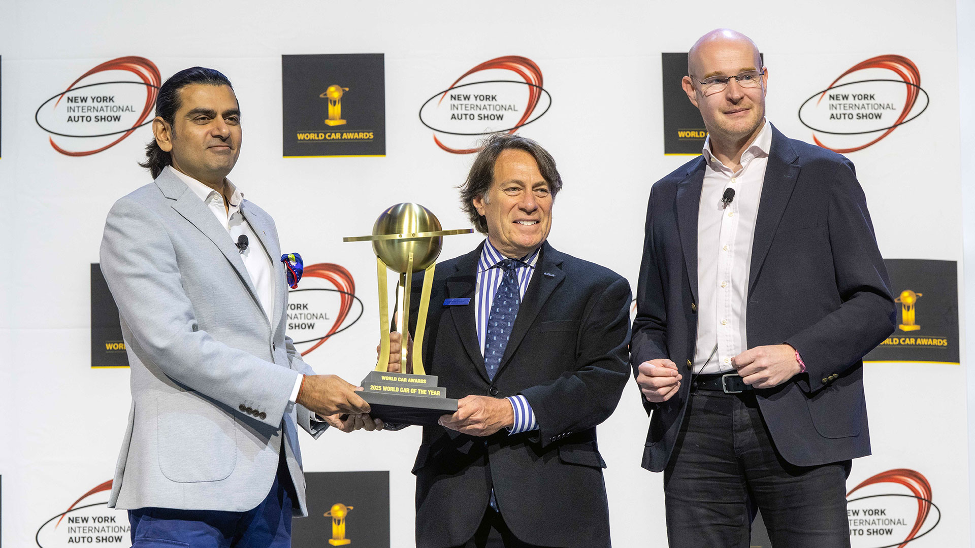 스티븐 센터 기아 미국법인 최고운영책임자(COO)가 세계 올해의 차를 수상하는 모습 (왼쪽부터) 월드카 어워즈 싯다르트 비나야크 파탄카르 의장, 스티븐 센터 기아 미국법인 최고운영책임자(COO), 월드카 어워즈 옌스 마이너스 심사위원