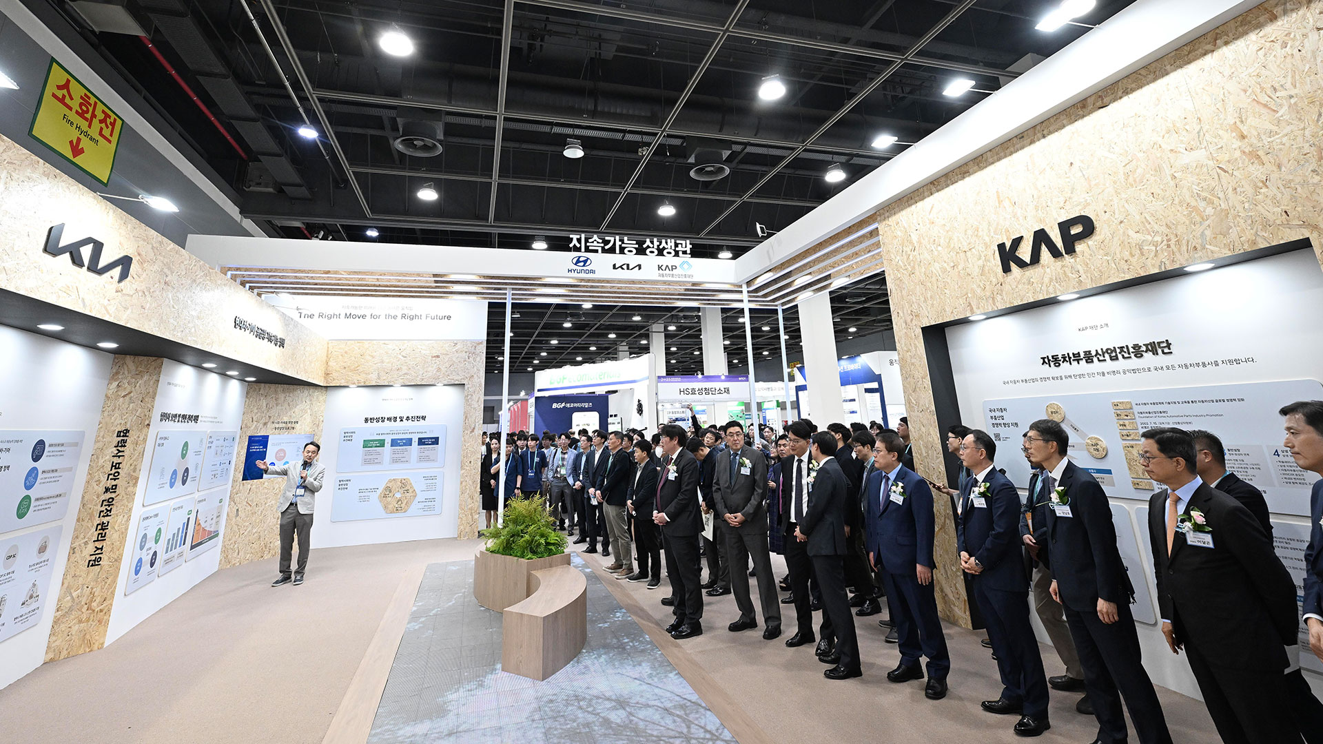 주요 행사 관계자들이 '2025 자동차부품산업 ESG·부품산업 박람회'에 마련된 '지속가능 상생관'을 찾아 관련 설명을 듣는 모습