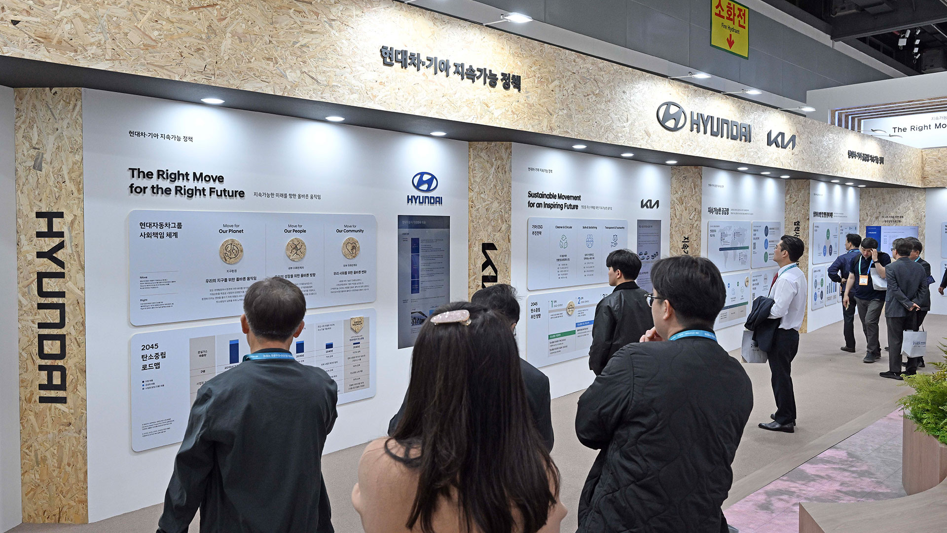 '2025 자동차부품산업 ESG·부품산업 박람회'를 둘러보는 관람객