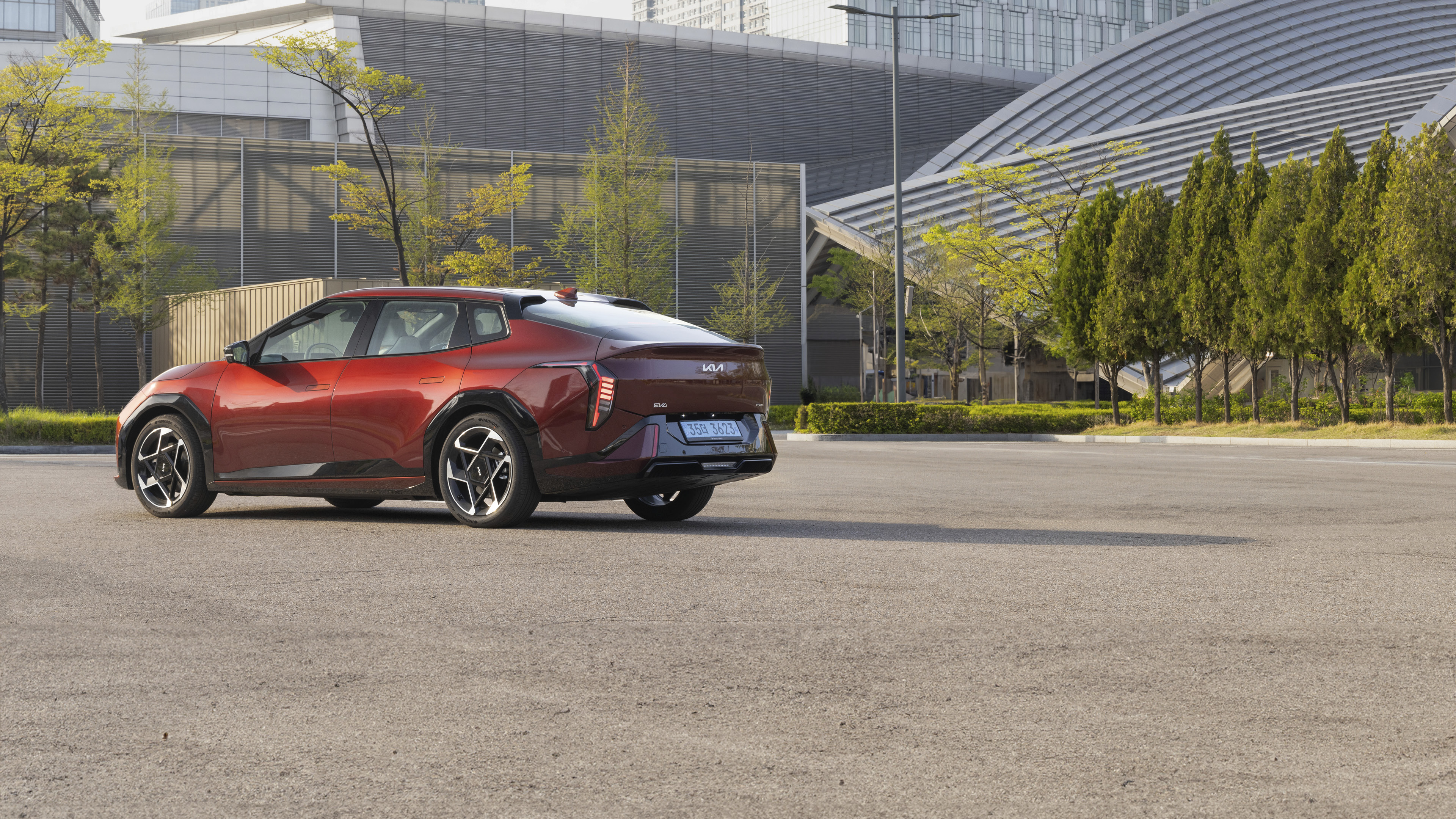 빌딩 숲 사이에 정차한 EV4 후측면 모습