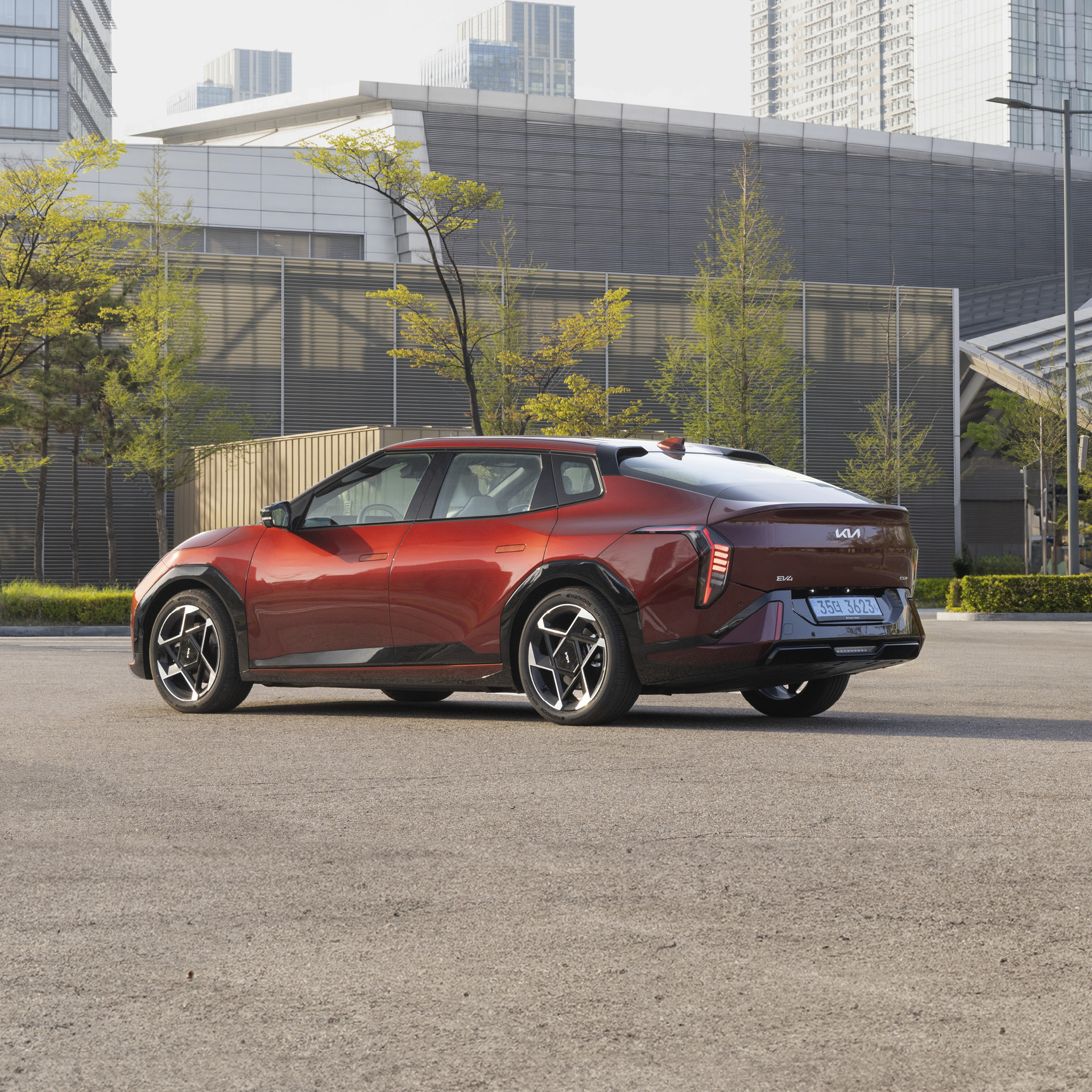 빌딩 숲 사이에 정차한 EV4 후측면 모습