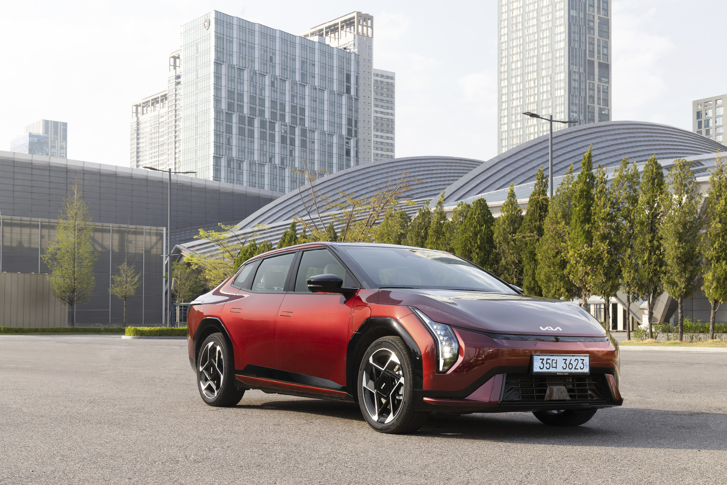 빌딩 숲 사이에 정차한 EV4 전측면 모습