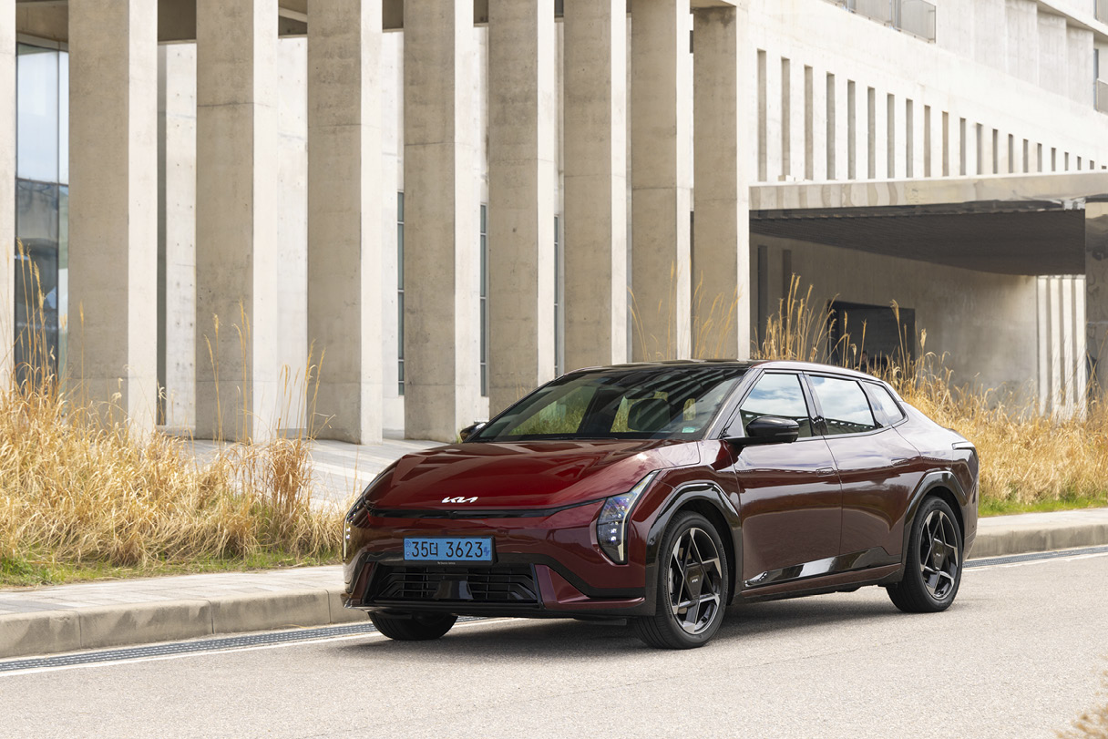 회색 건물 앞에 정차한 EV4 전측면 모습