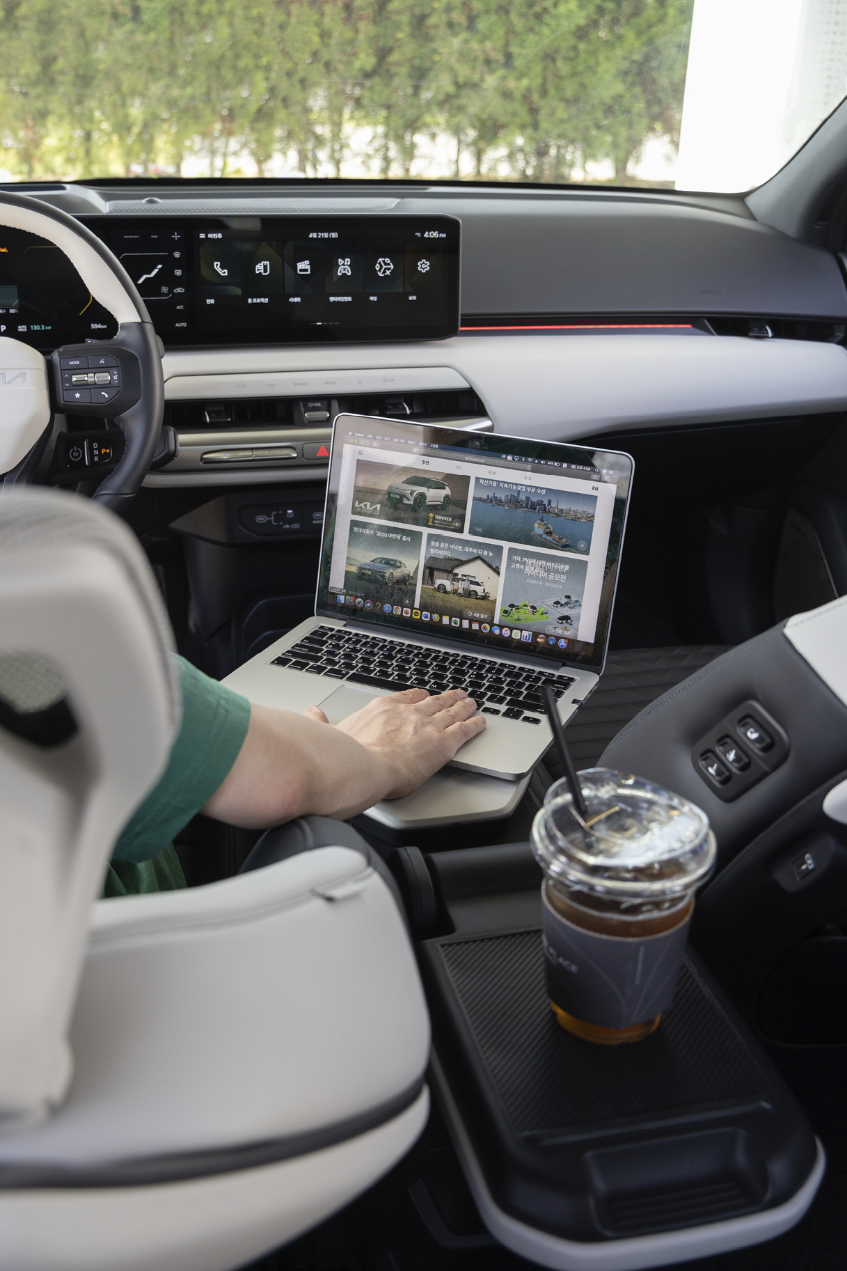 EV4의 슬라이딩 콘솔 테이블