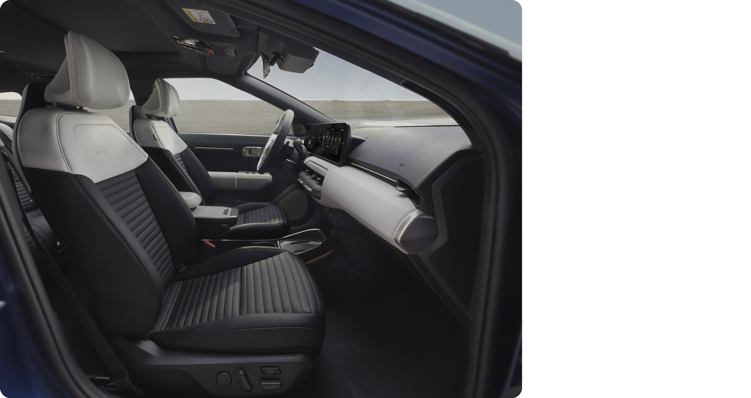 EV4 1열 시트 및 도어트림 모습