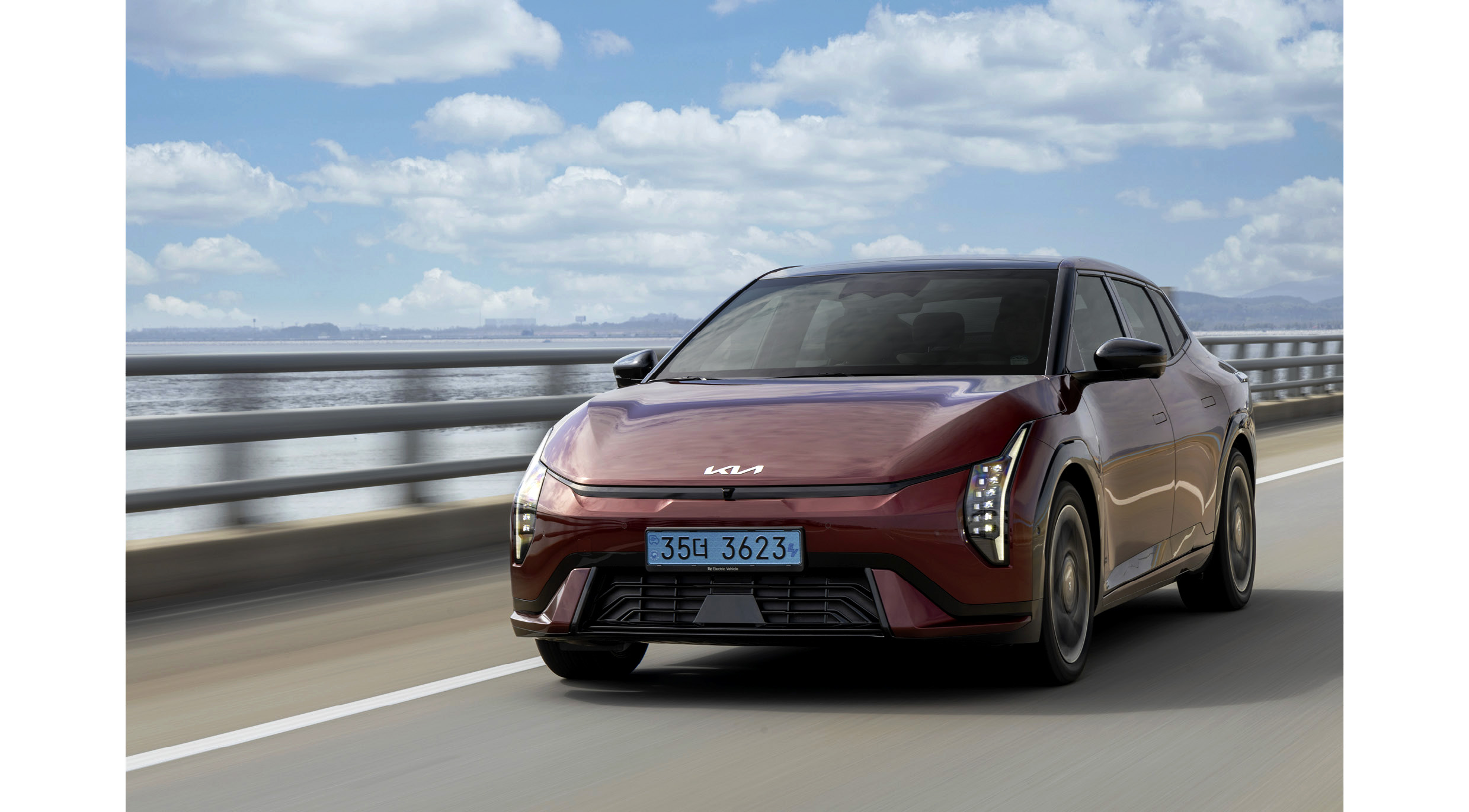 고속도로를 주행하는 EV4 전측면 모습