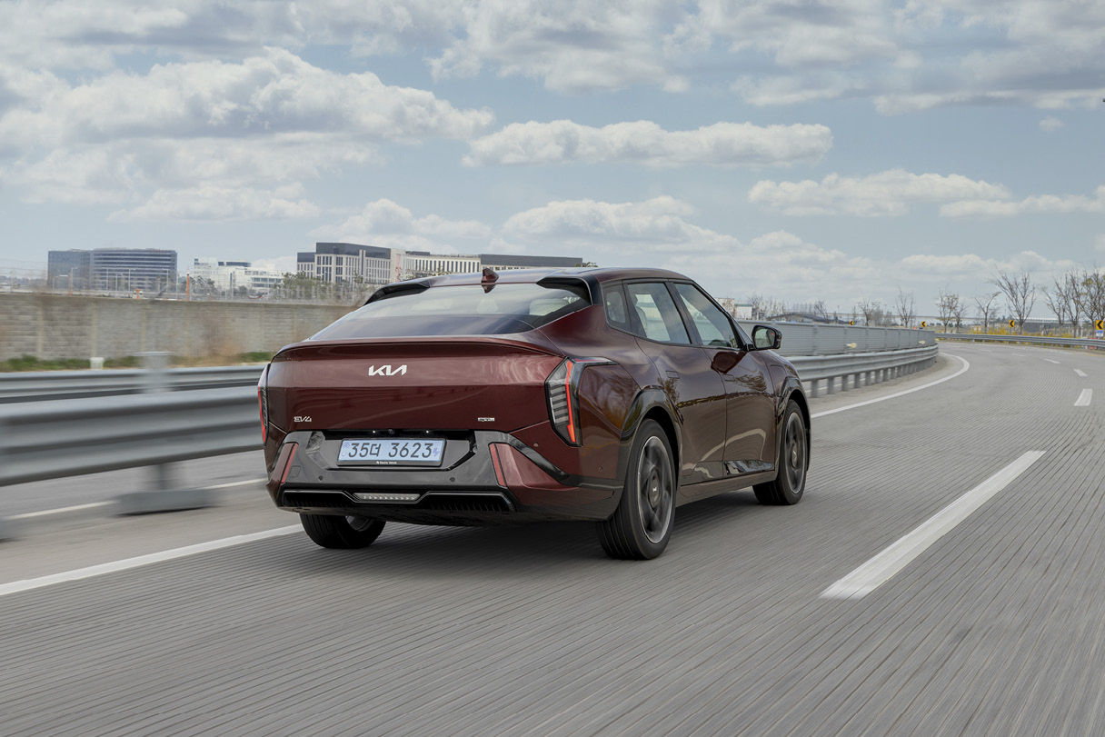 고속도로를 주행하는 EV4 후측면 모습