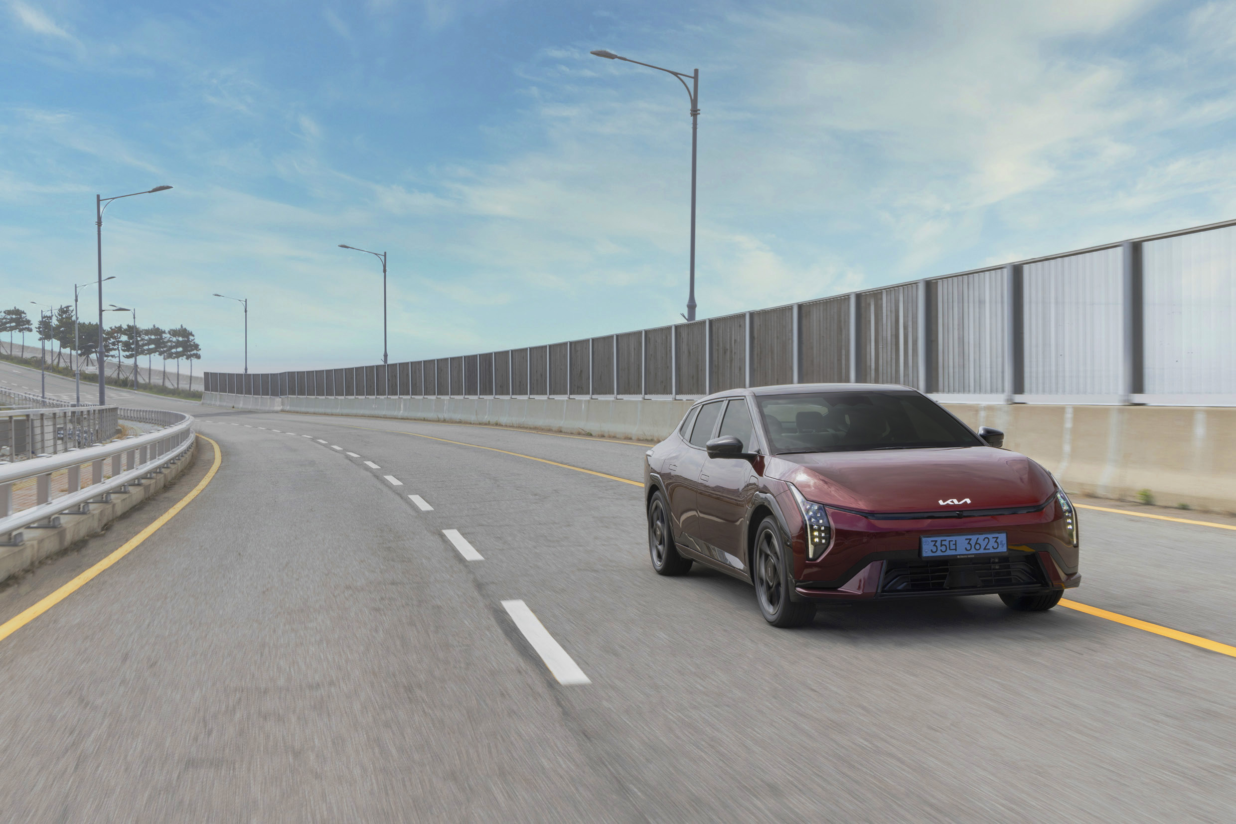 고속도로를 주행하는 EV4 전측면 모습