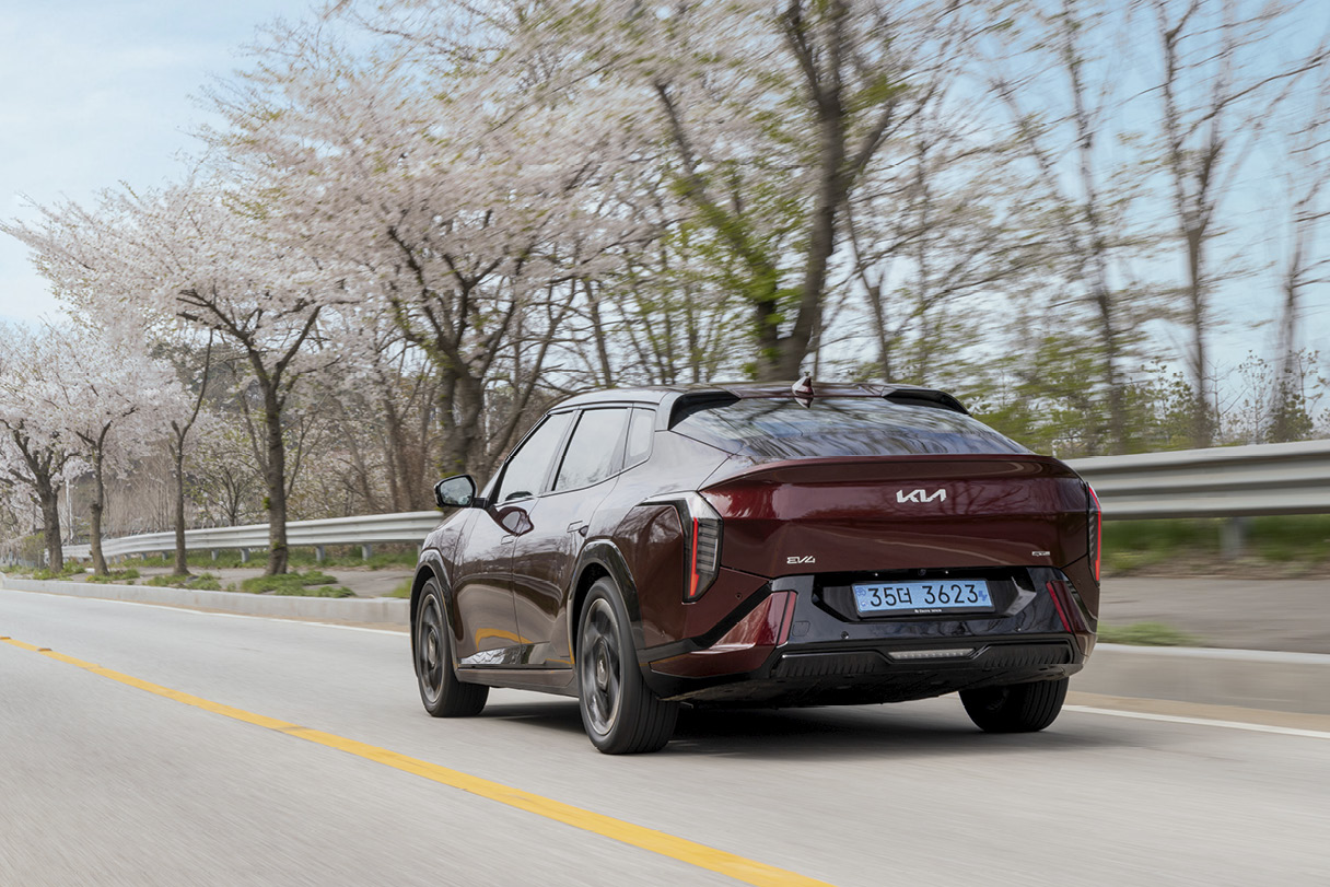 도로를 주행하는 EV4 후측면 모습