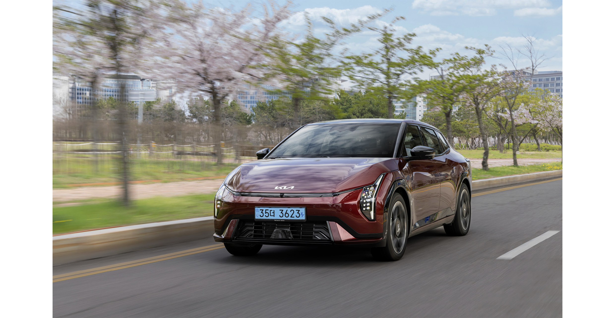 도로를 주행하는 EV4 전측면 모습