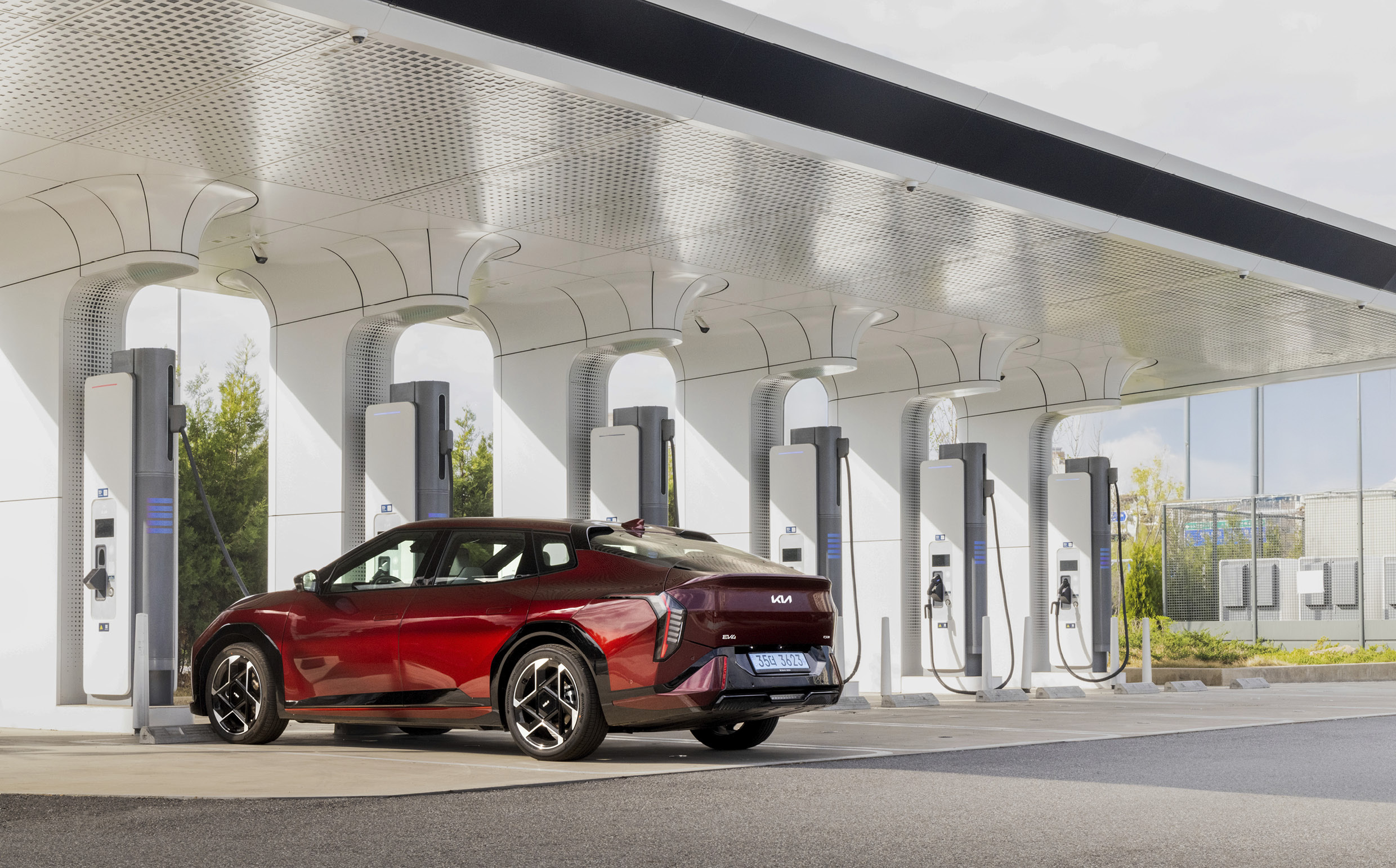 충전 중인 EV4 후측면 모습