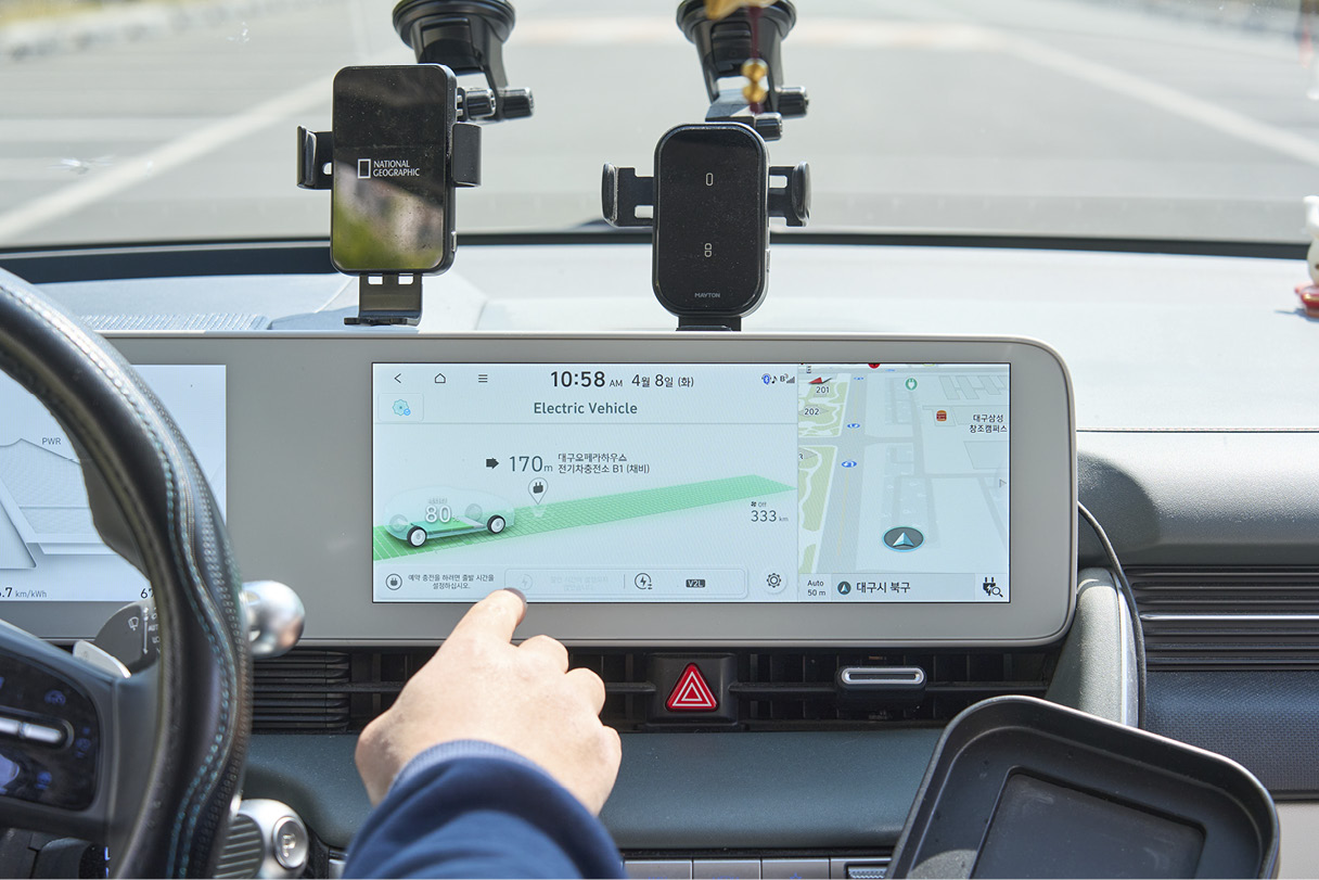 The driver operating the infotainment screen of the Ioniq 5