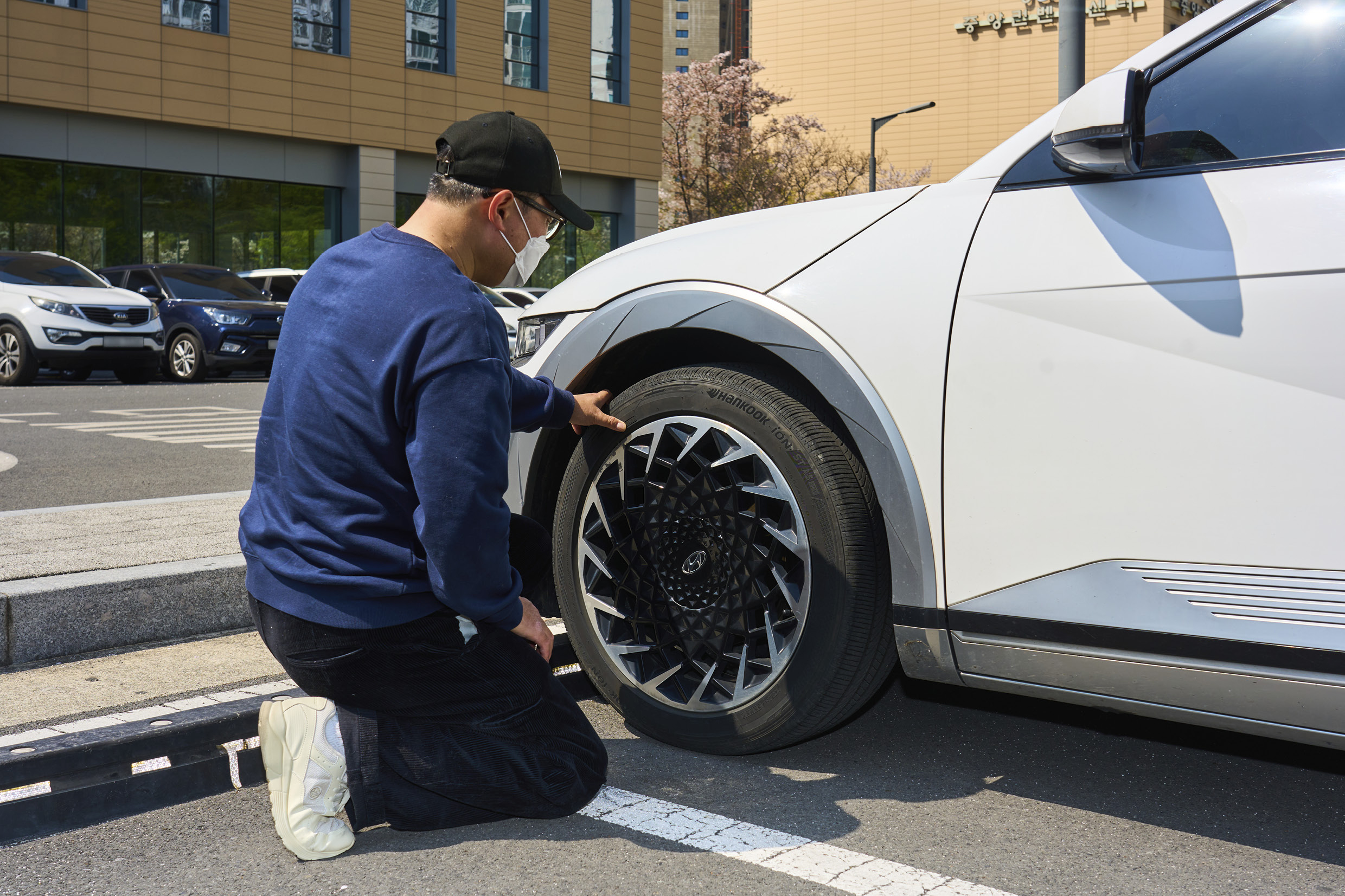 The car owner looking at Ioniq 5's condition