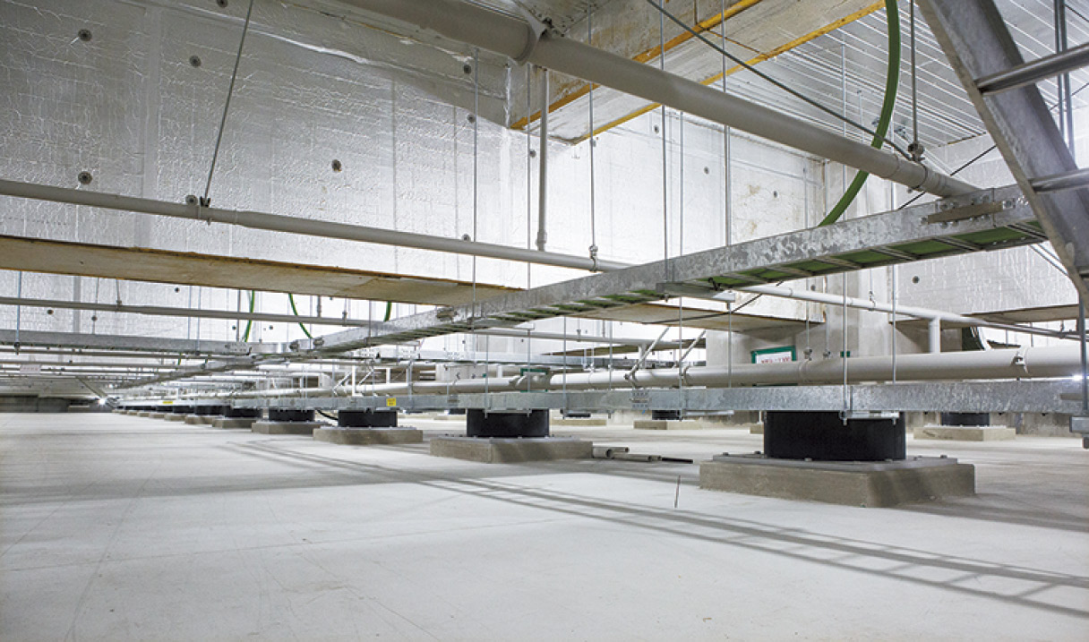 건물에 진동이 전달되는 것을 방지하는 면진 장치의 모습