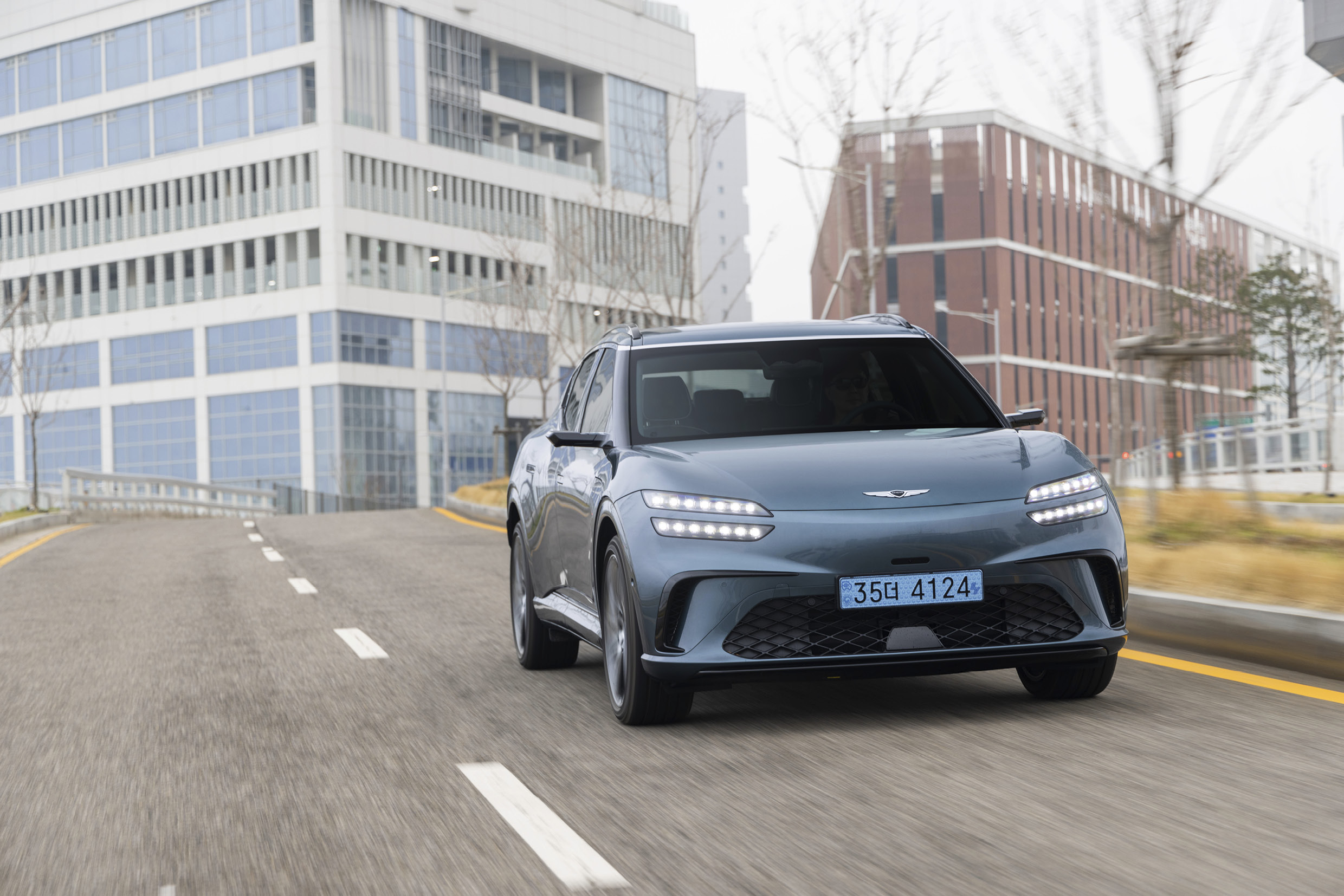 제네시스 GV60 주행모습