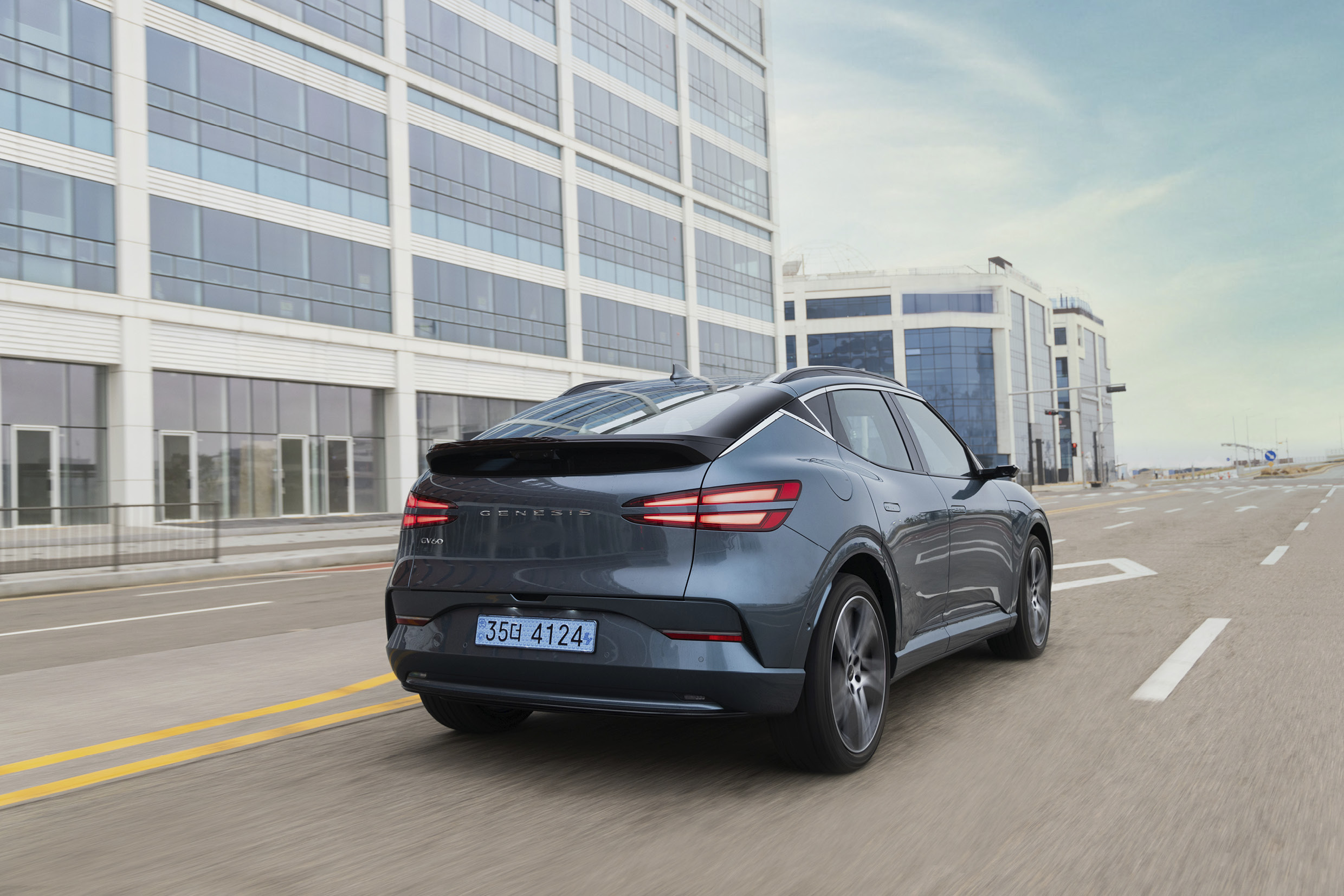 제네시스 GV60 주행 모습