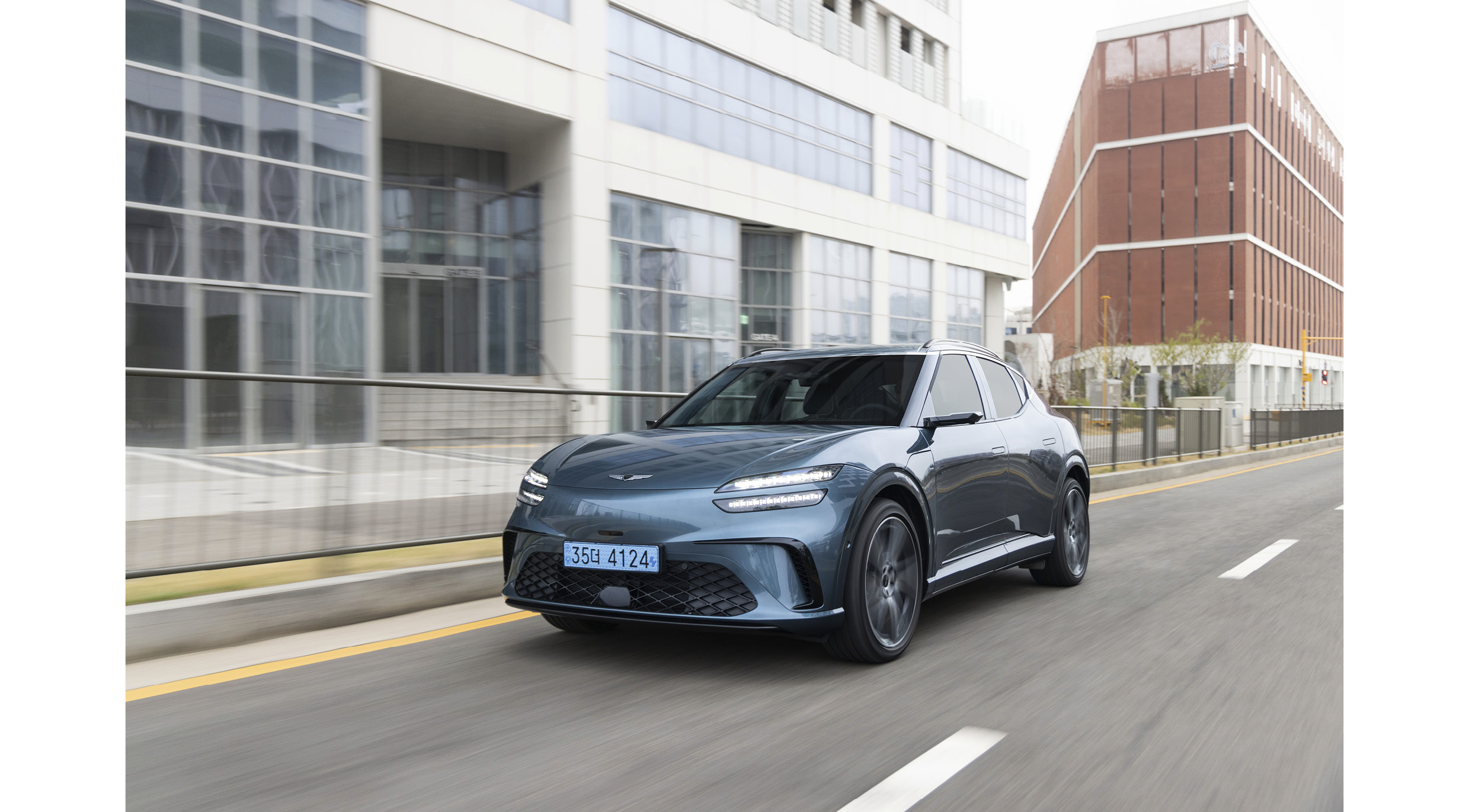 제네시스 GV60 주행 모습