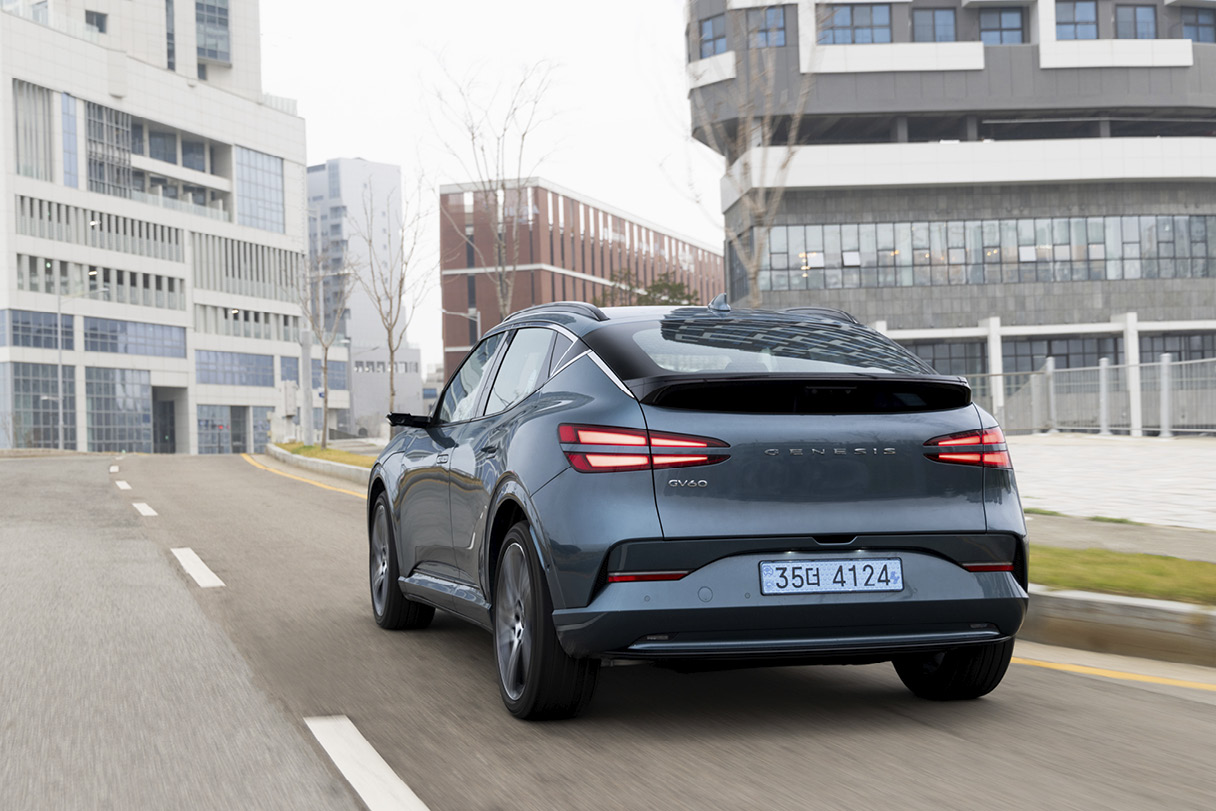 제네시스 GV60 주행 모습