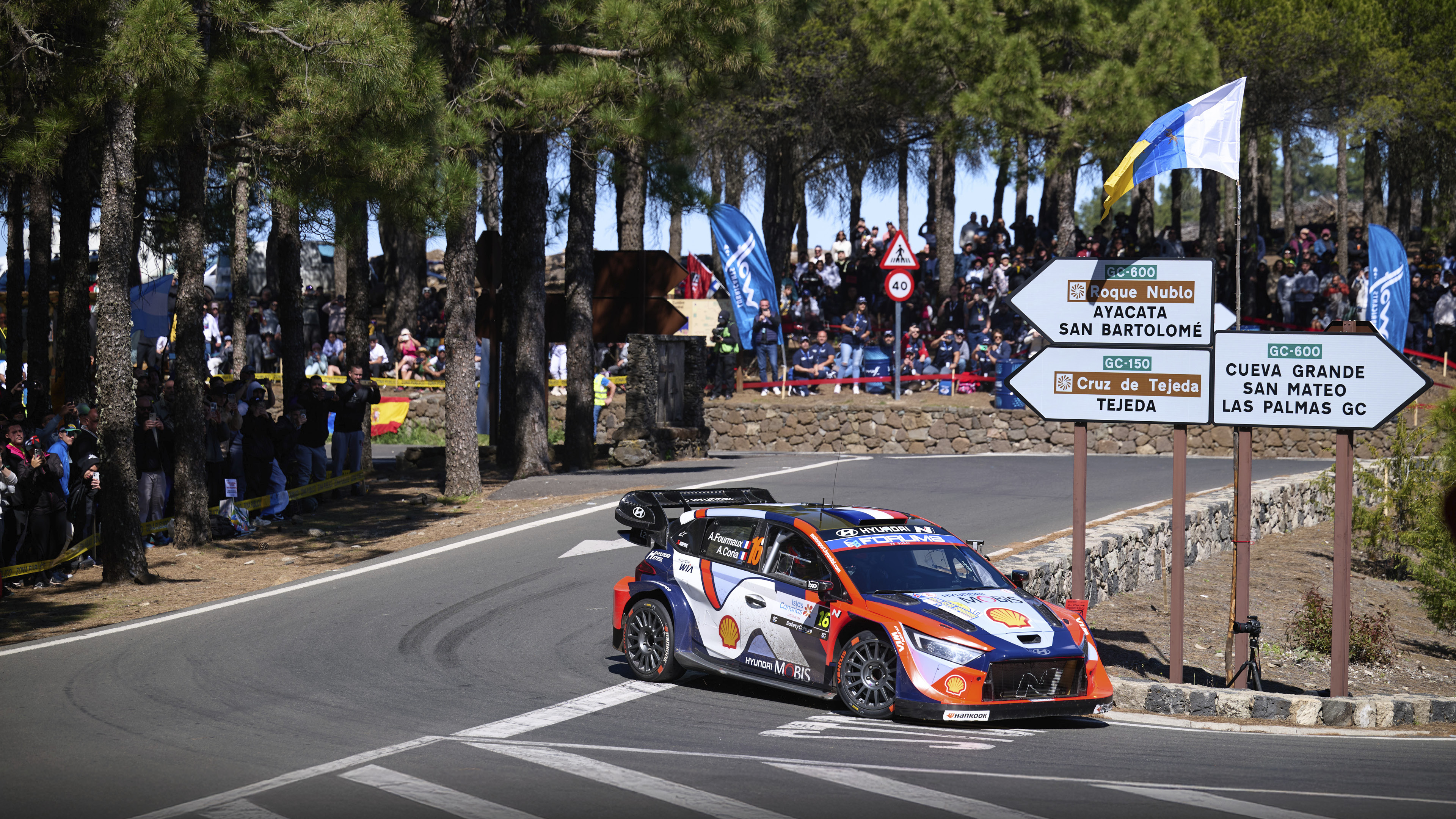 현대 i20 N 랠리카가 달리고 있는 모습