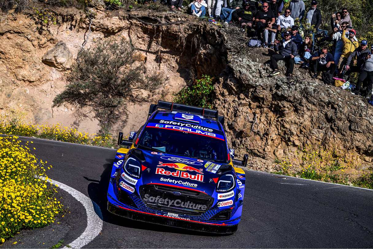 M-스포트 포드 랠리팀의 경주차가 주행하는 모습