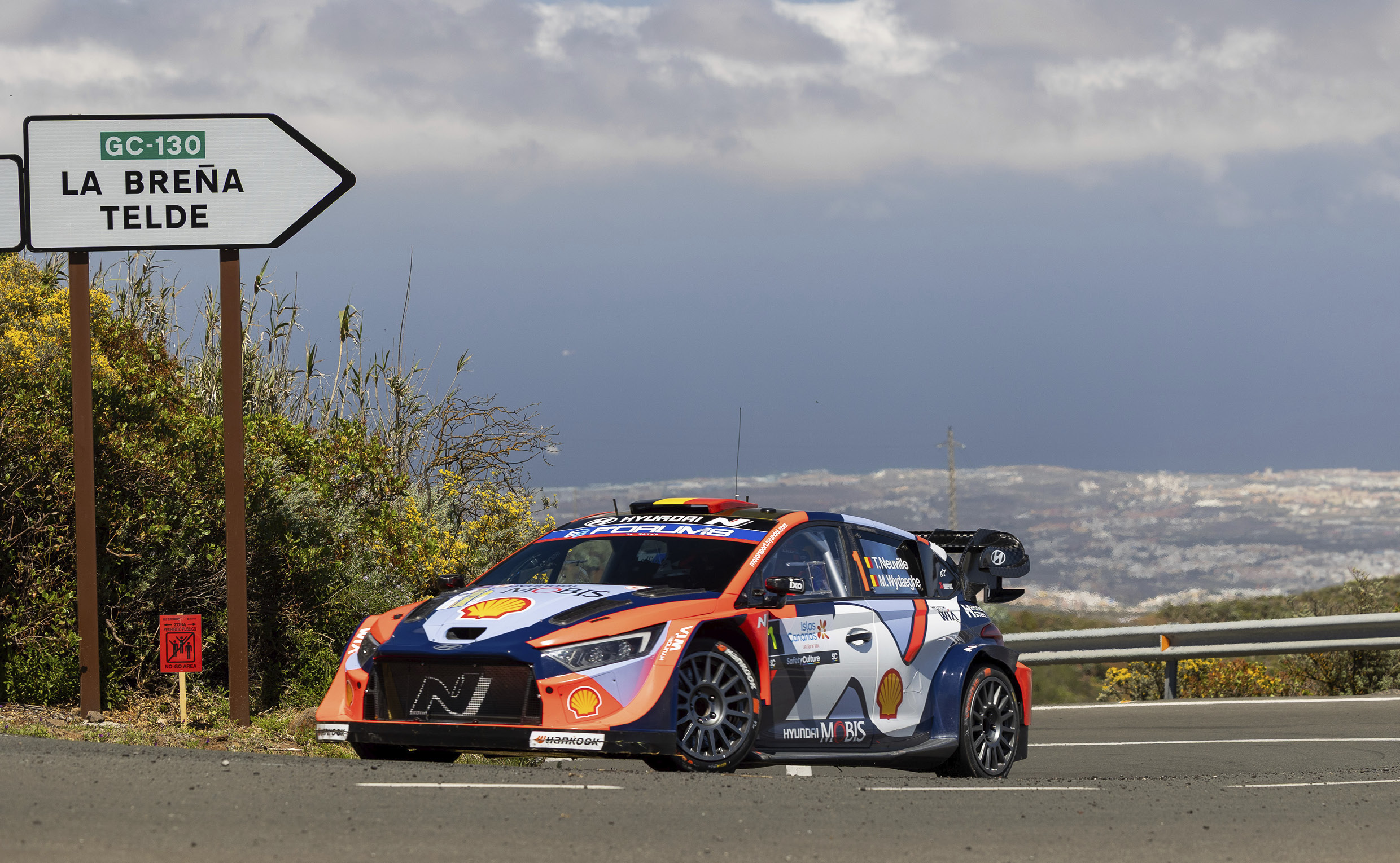 현대 i20 N 랠리카가 주행하고 있는 모습