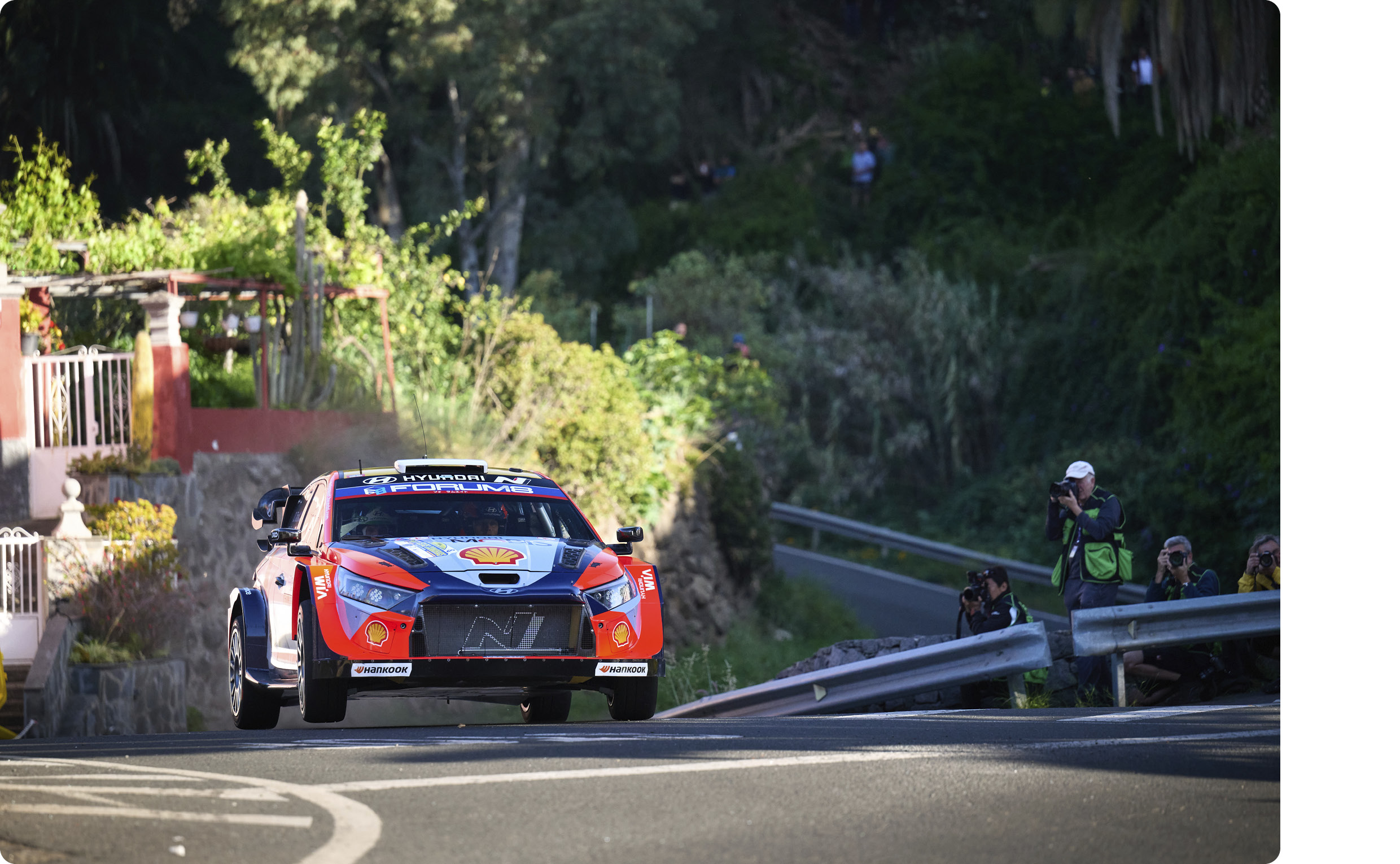 현대 i20 N 랠리카가 달리고 있는 모습