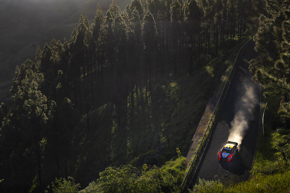 현대 i20 N 랠리카가 주행 중인 모습