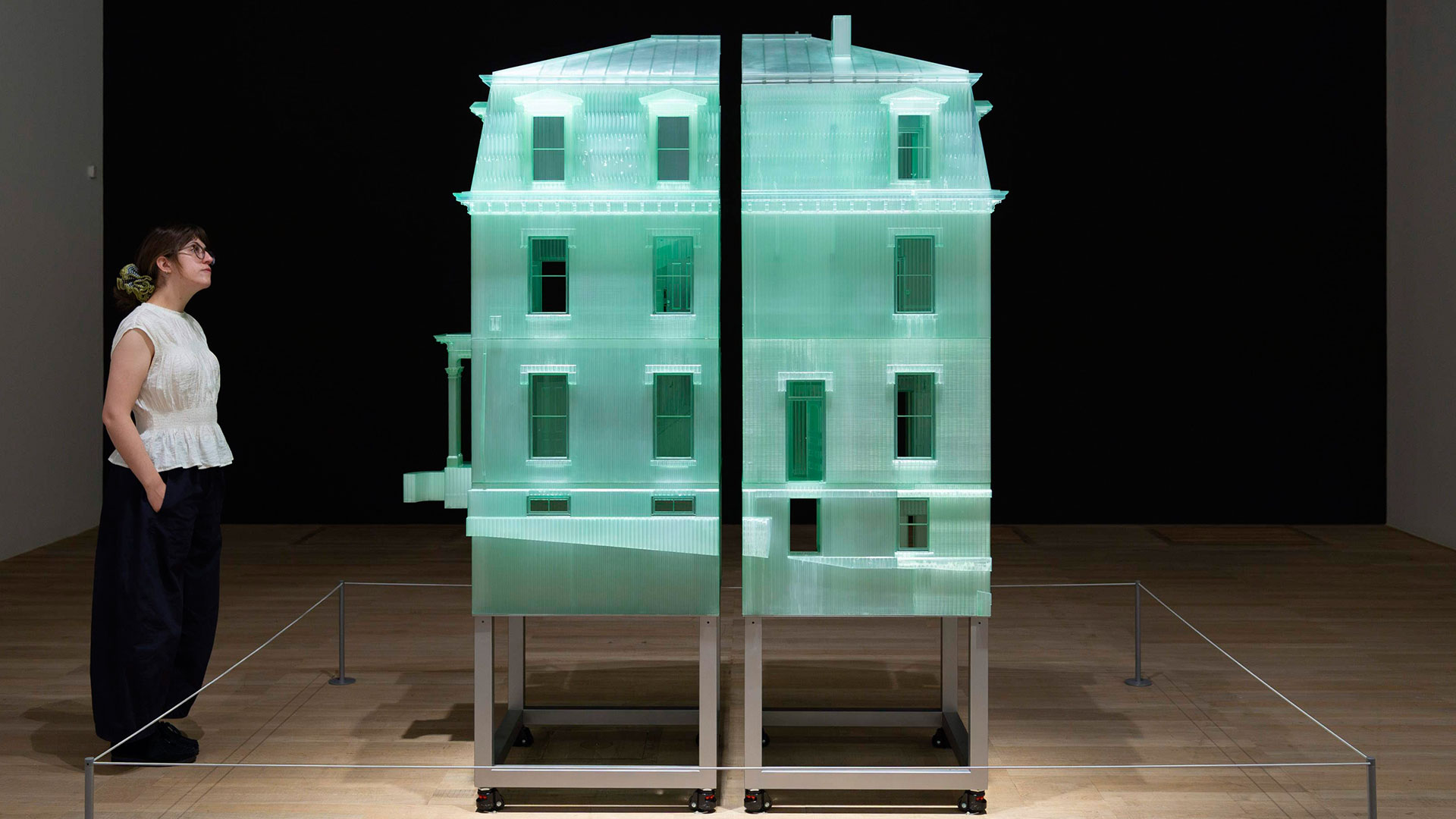 《더 제네시스 익스비션: 서도호: Walk the House》 테이트 모던 전시 전경. Courtesy of the artist, Lehmann Maupin, New York, Seoul and London and Victoria Miro. ©Do Ho Suh. Photo © Tate (Jai Monaghan)