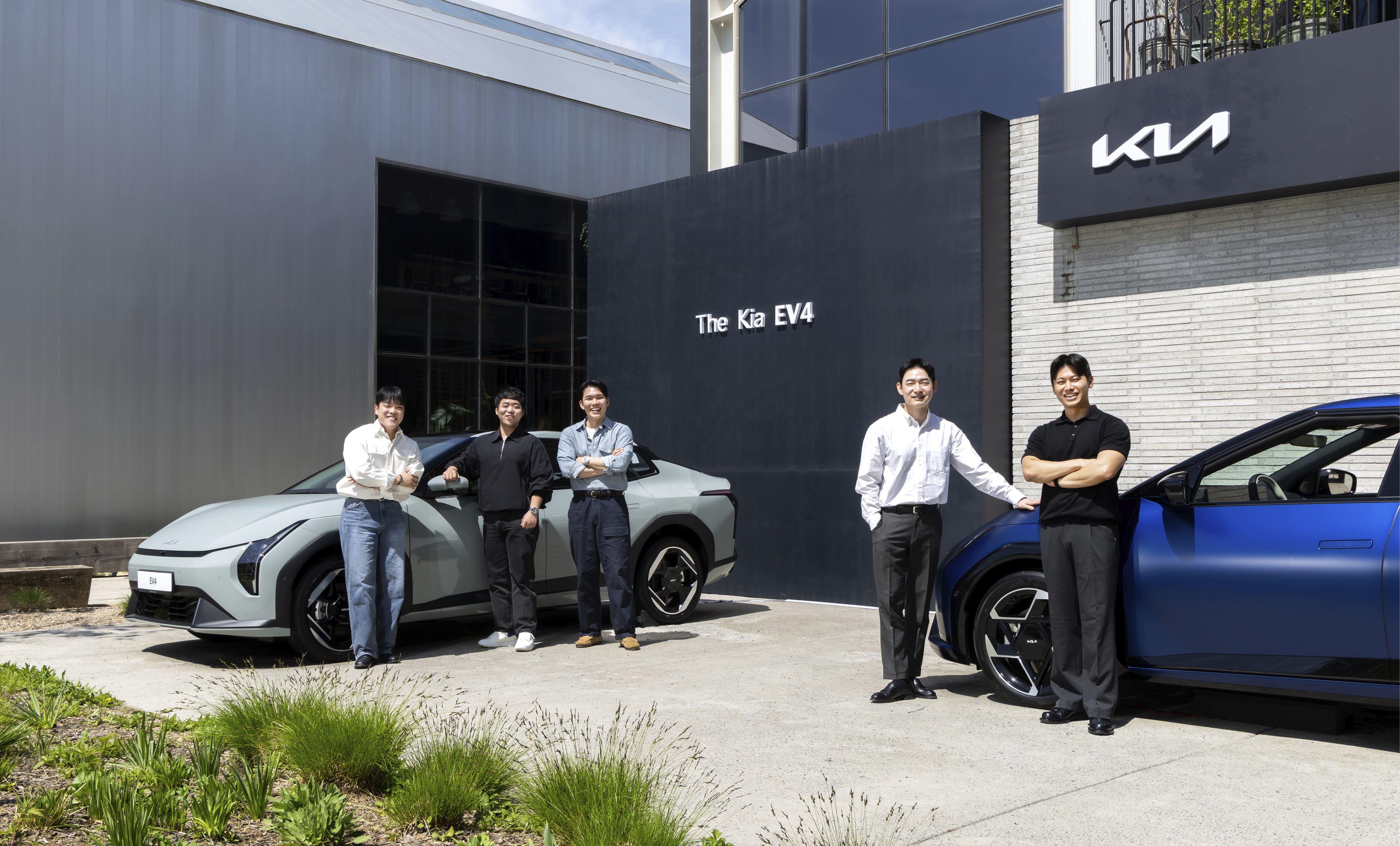 기아 EV4를 개발한 연구원들의 모습