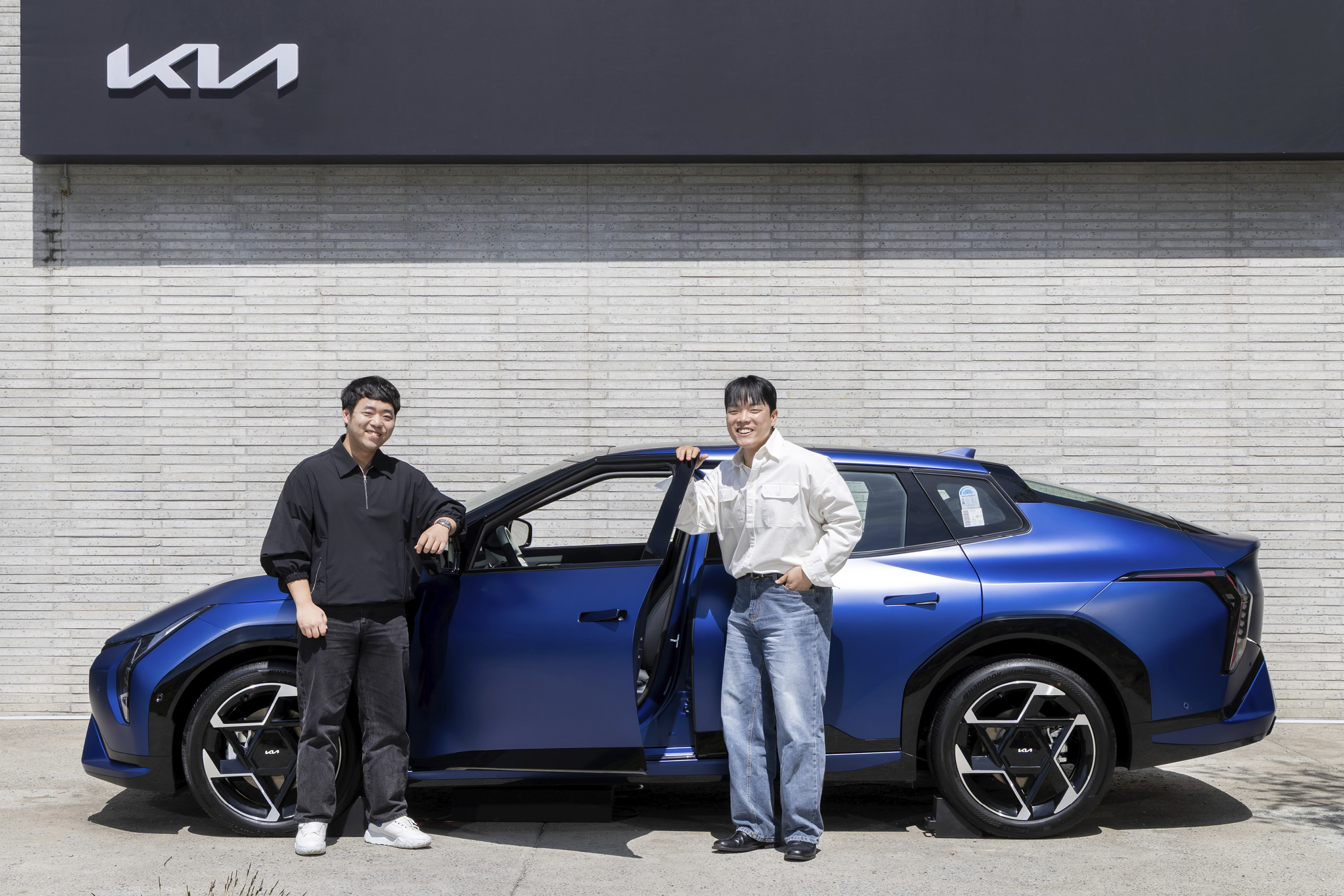 기아 EV4를 개발한 연구원들의 모습